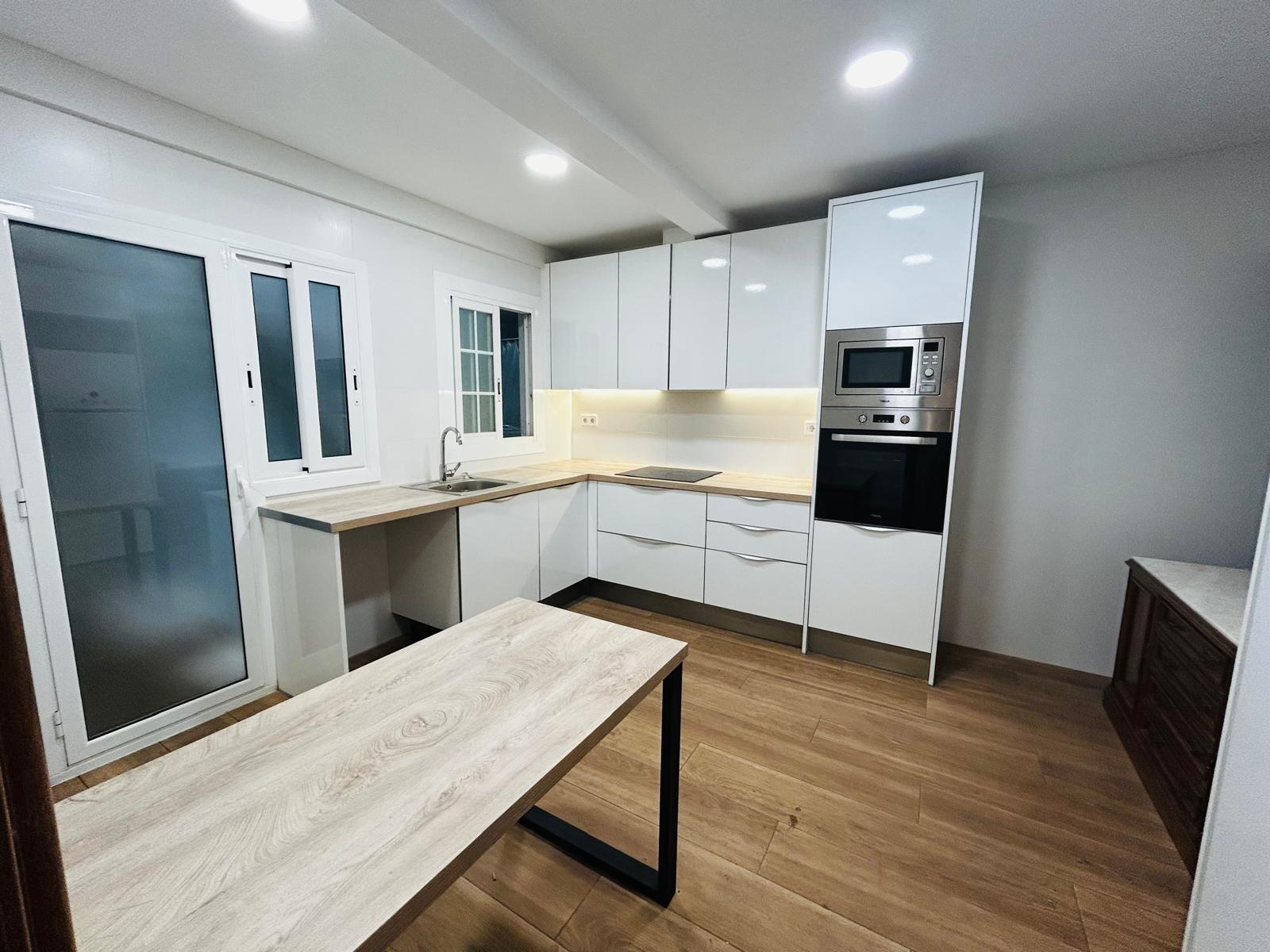 Elegant renovated apartment with terrace and patio in Sant Gervasi-Galvany, Barcelona: design, security, and cosmopolitan style in a prime location.