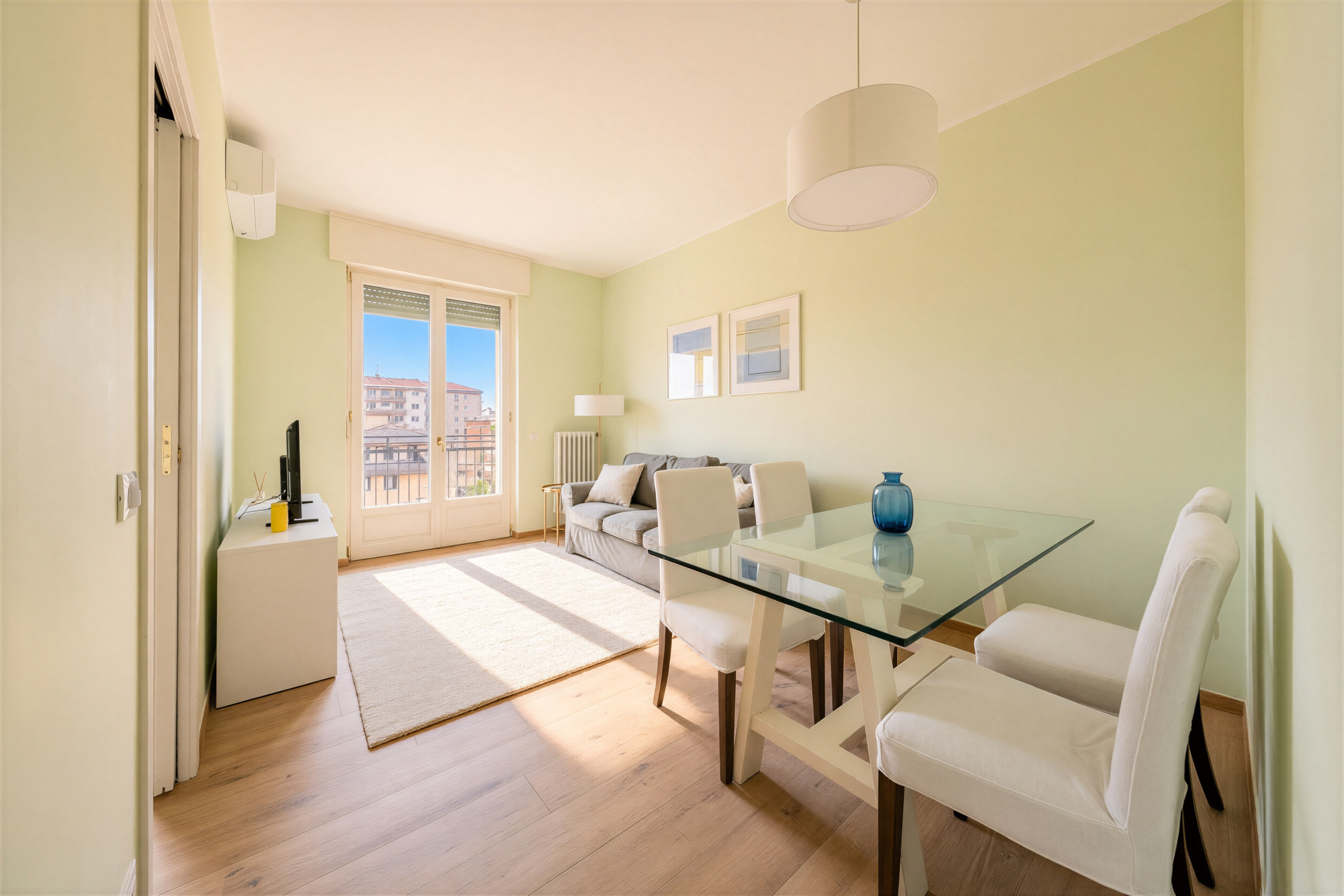 Bright renovated one-bedroom apartment on Viale Coni Zugna