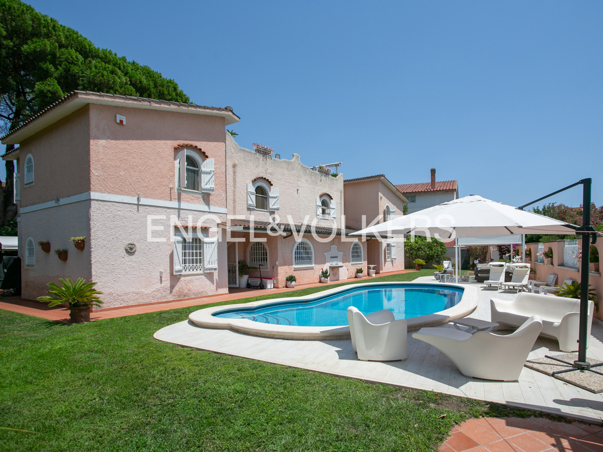 Prestigious villa with heated pool just steps from the sea