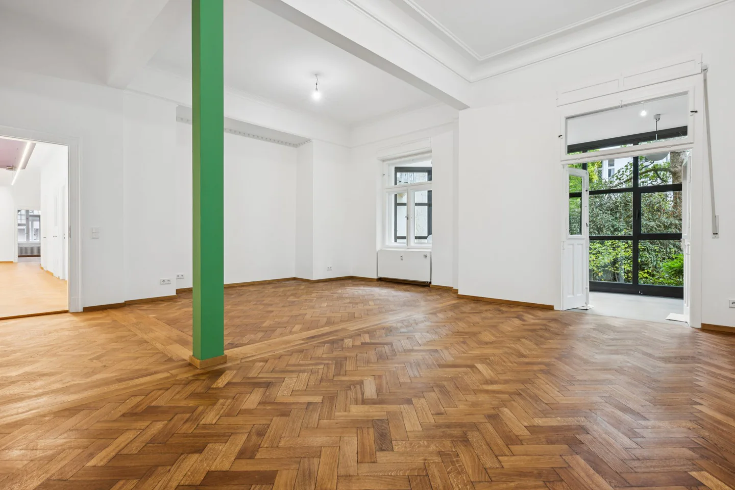 Repräsentative Altbau-Bürofläche mit Balkon in Bogenhausen - Foto 1
