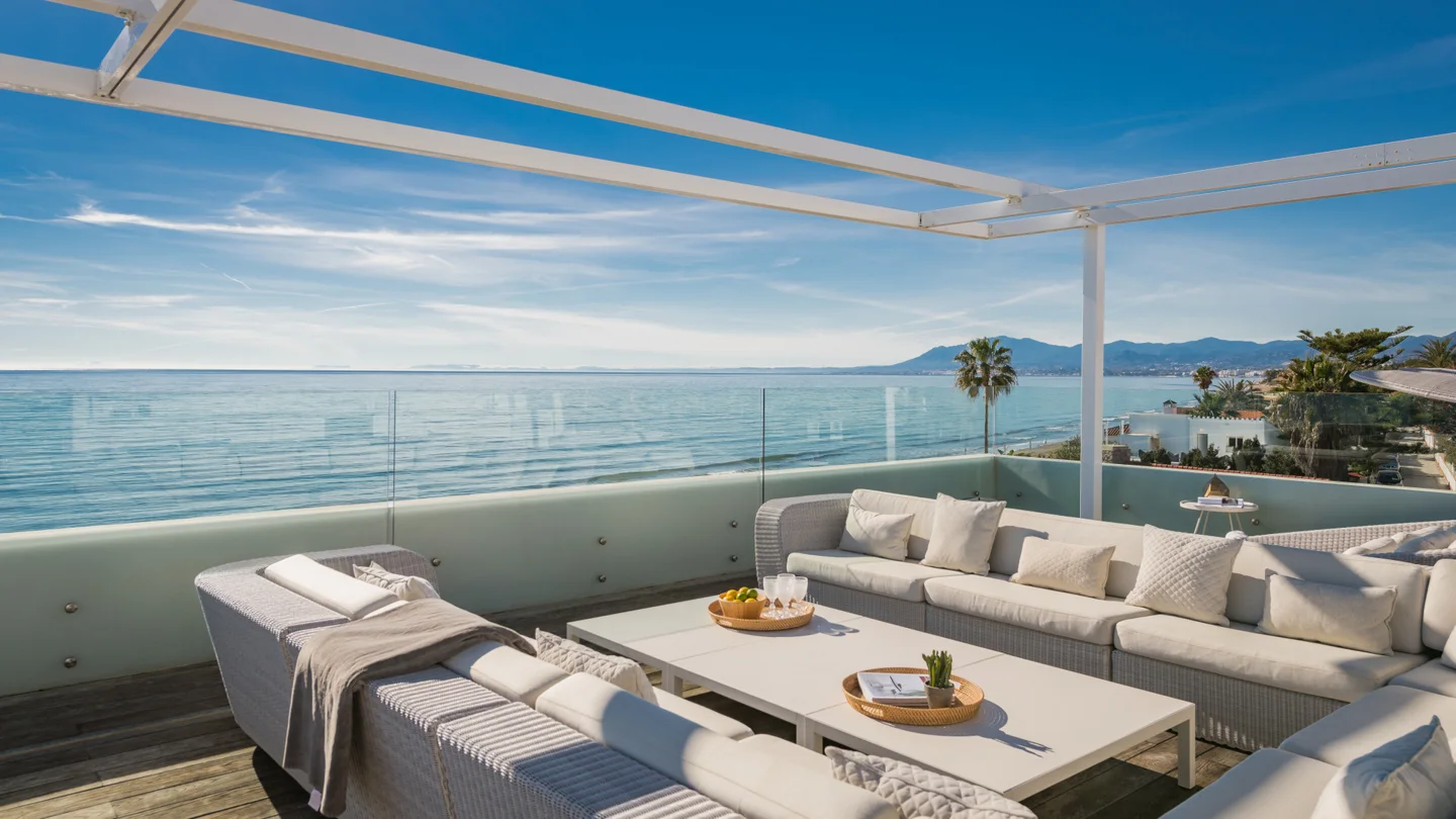 Moderne Villa direkt am Strand. PREISE von 6.500 € bis 17.000 € pro Woche.