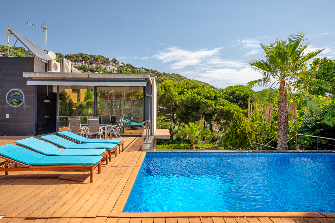 Modern huis op steenworp afstand van het strand in Cala Sant Francesc