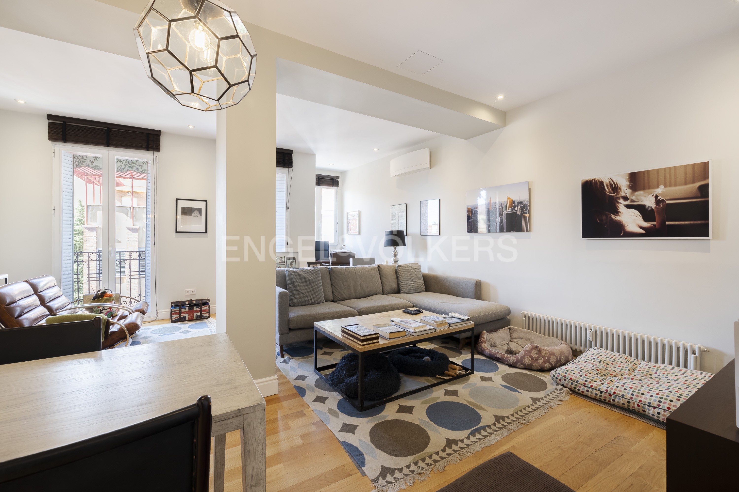 Bright, charming apartment in a classic Almagro building