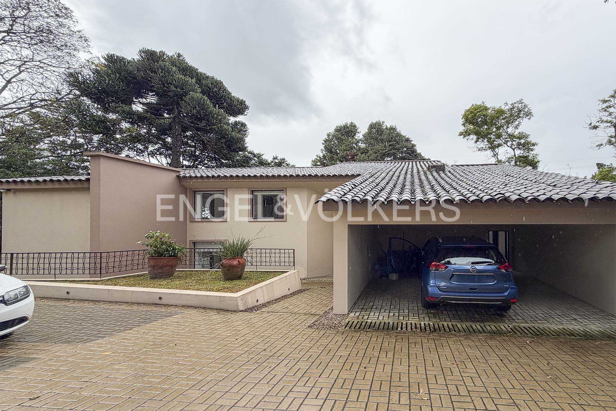 Moderna casa con jardín para venta en Cerros de Suba