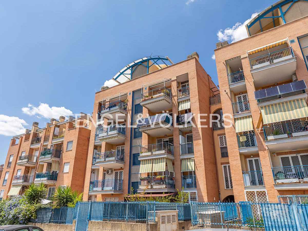 Bright three-room apartment with balconies in Castelverde