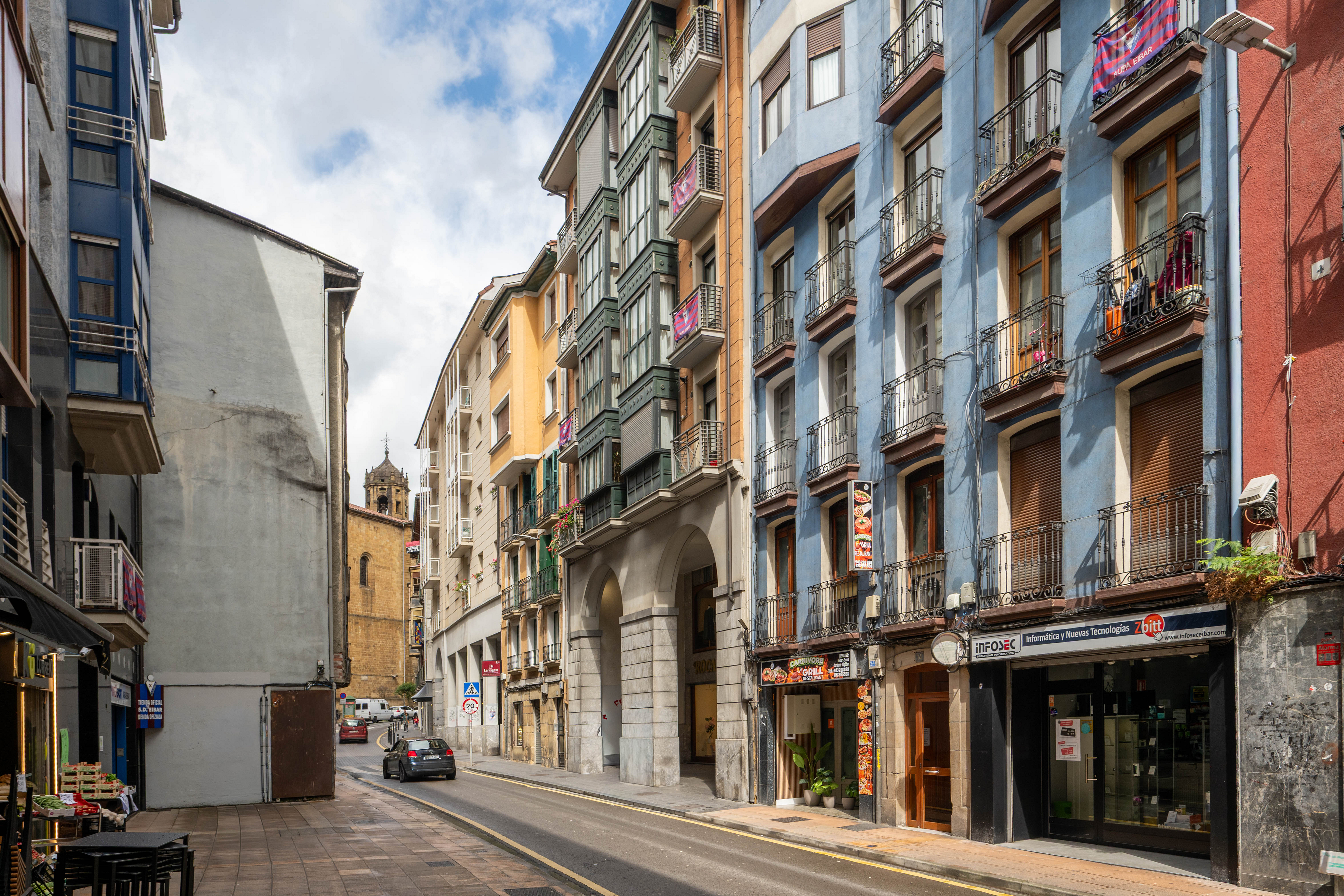 Spacious commercial premises in the heart of the city with excellent visibility and multiple usage possibilities.