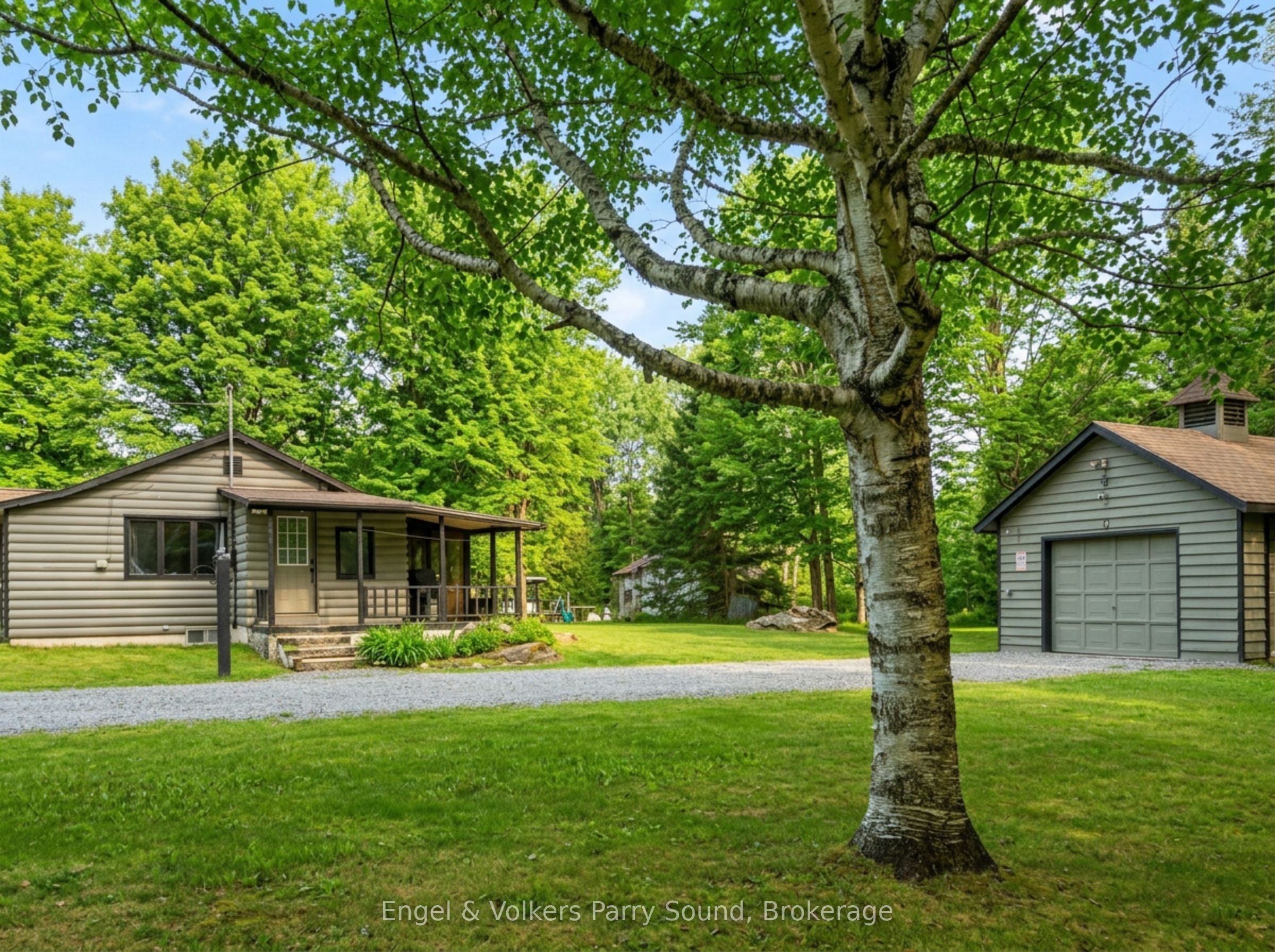 Cabin Retreat on Private Lot in Carling