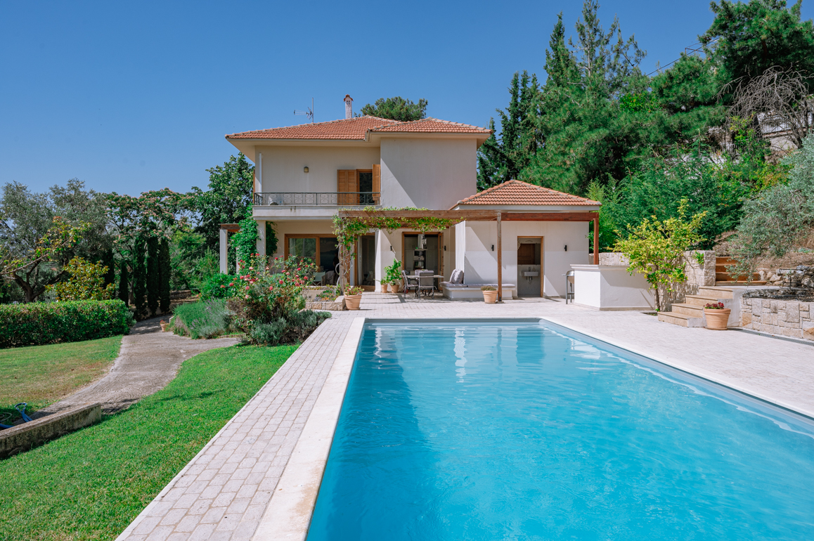 Premium detached house with pool, garden and panoramic sea-mountain view