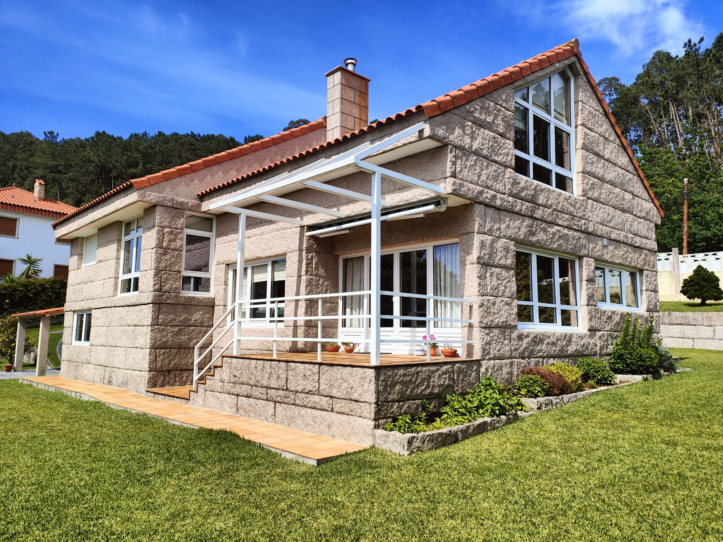 Casa de 5 dormitorios con jardín en Cangas