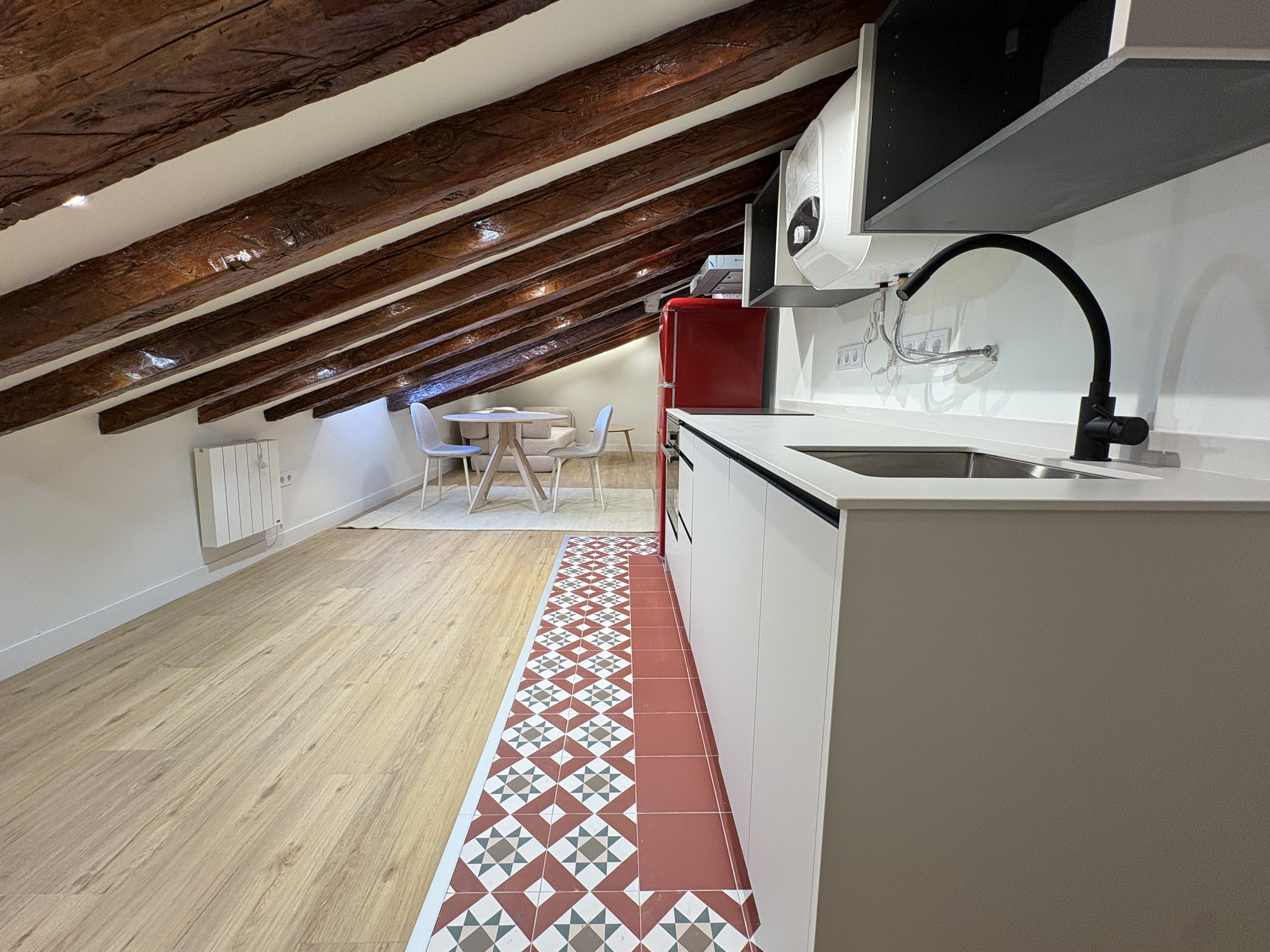 Fully renovated, brand-new designer attic with living room, separate bedroom, and full bathroom in Justicia