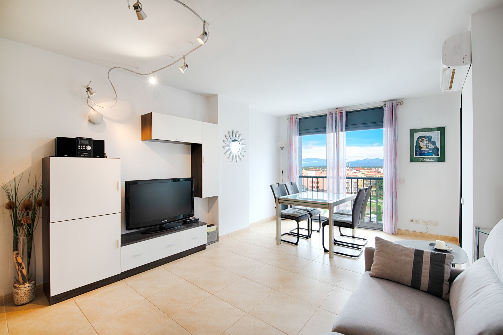 Apartament en perfecte estat a Empuriabrava amb vistes al mar i plaça d’aparcament privada