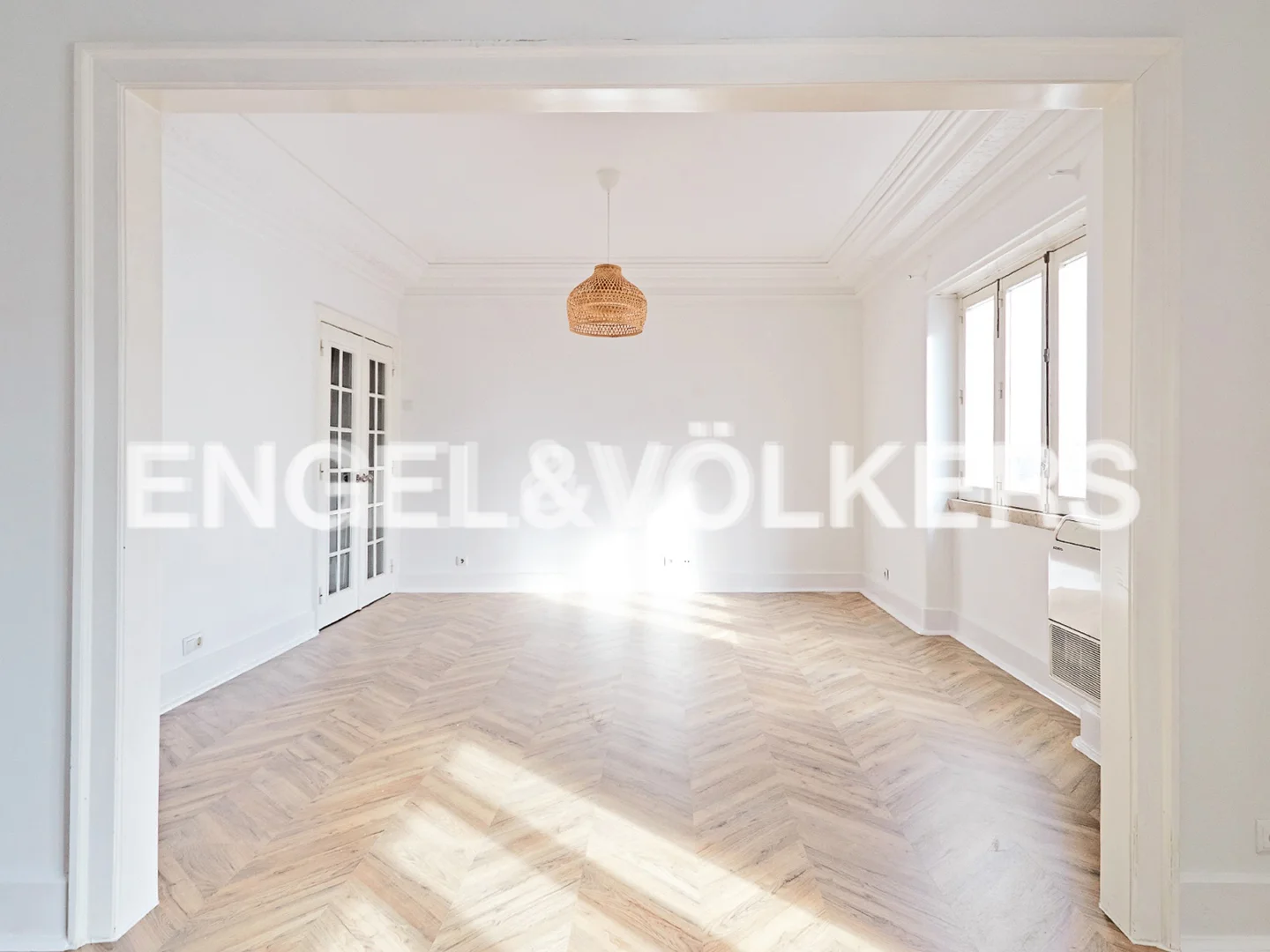Sun Drenched 4Bedroom apartment in Lisbon