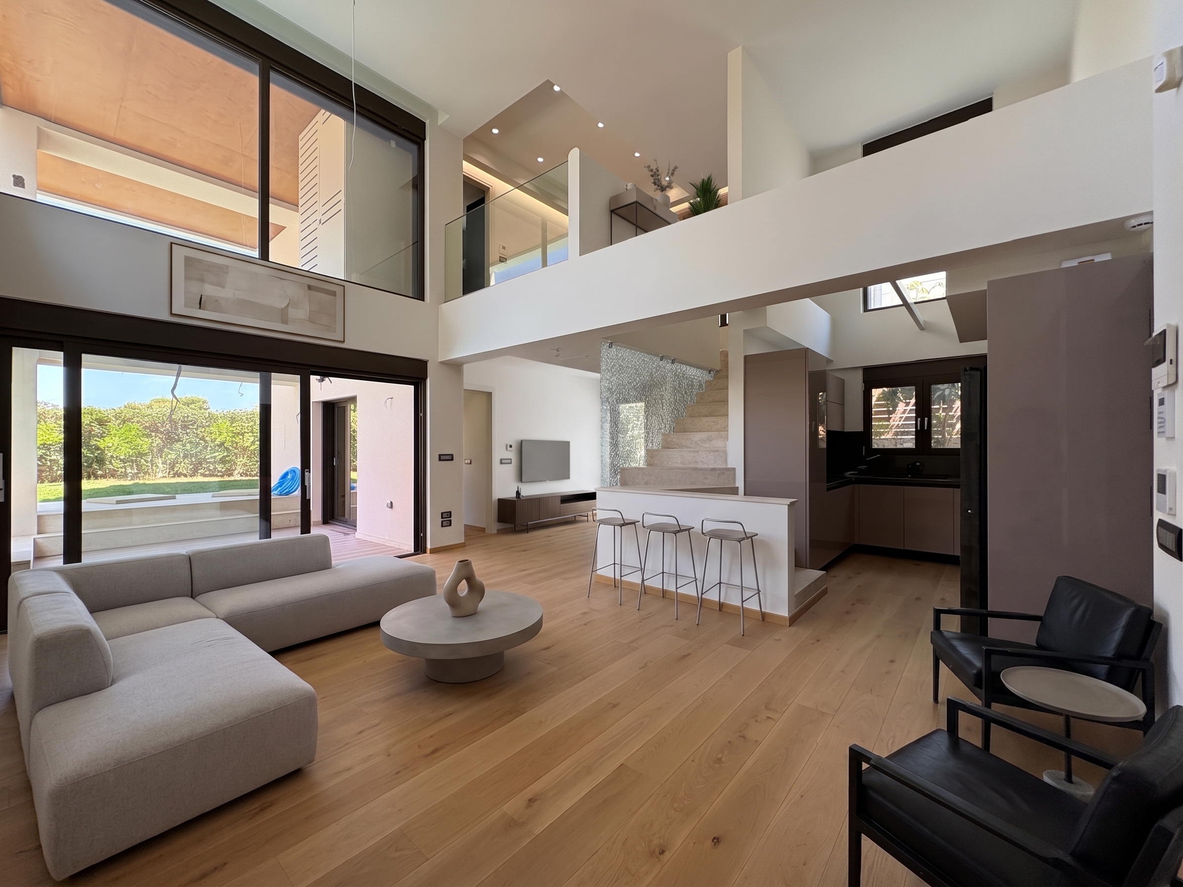 Luxury ground-floor maisonette with private garden and pool in Voula