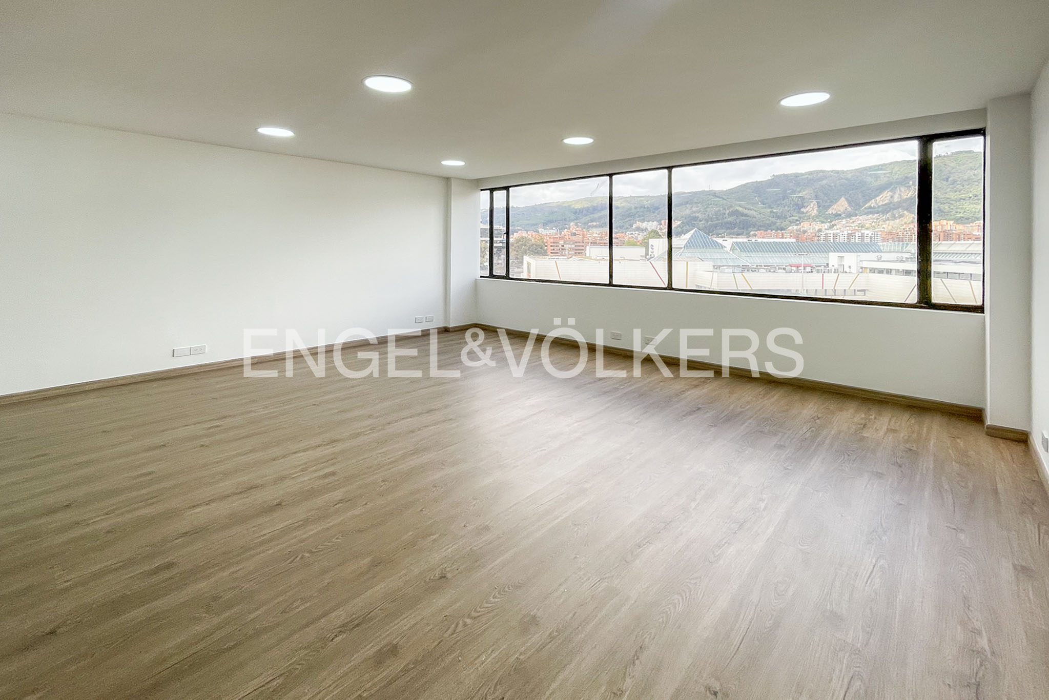 Oficina en arriendo sector Unicentro Santa Barbara