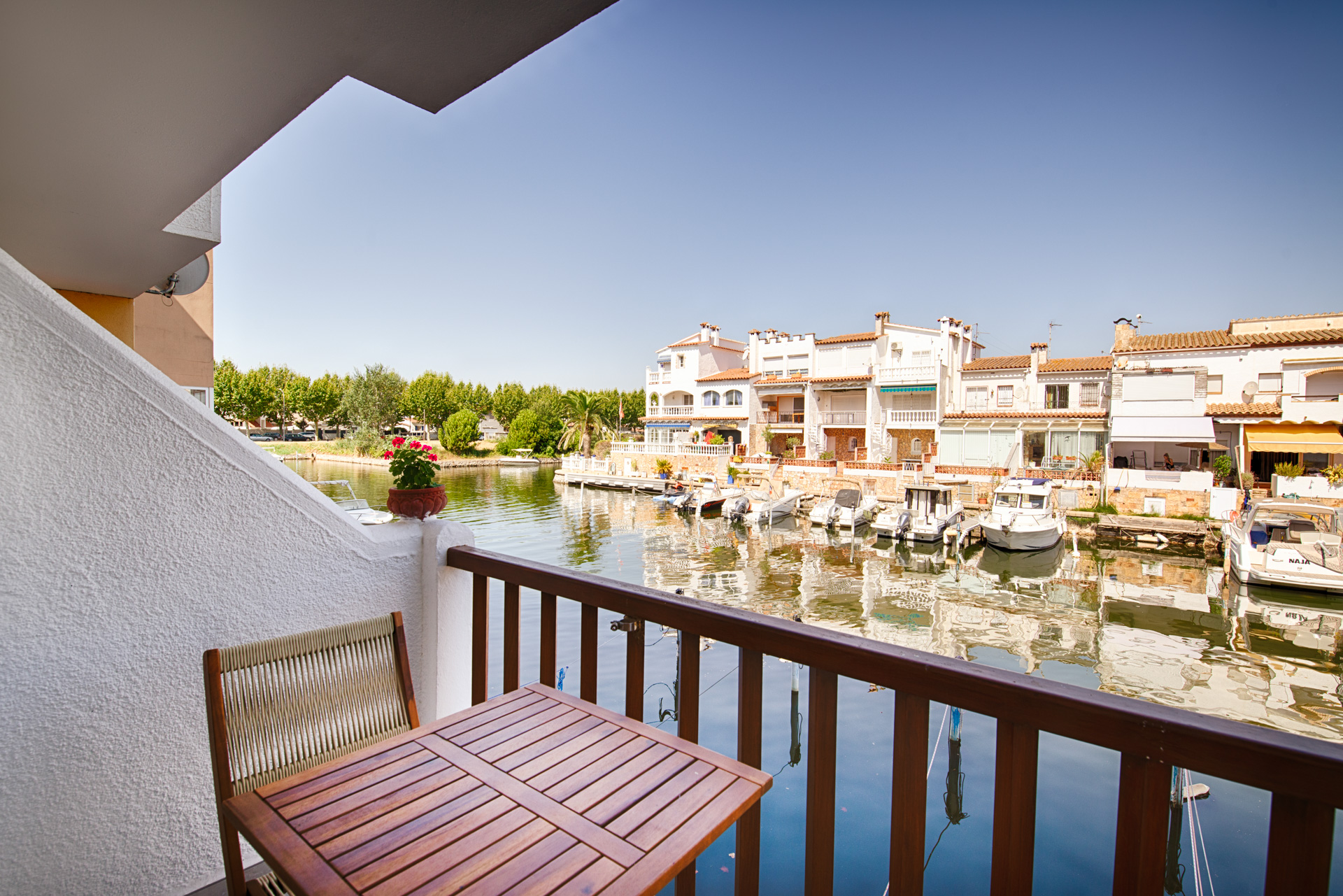 Fully renovated apartment with canal views
