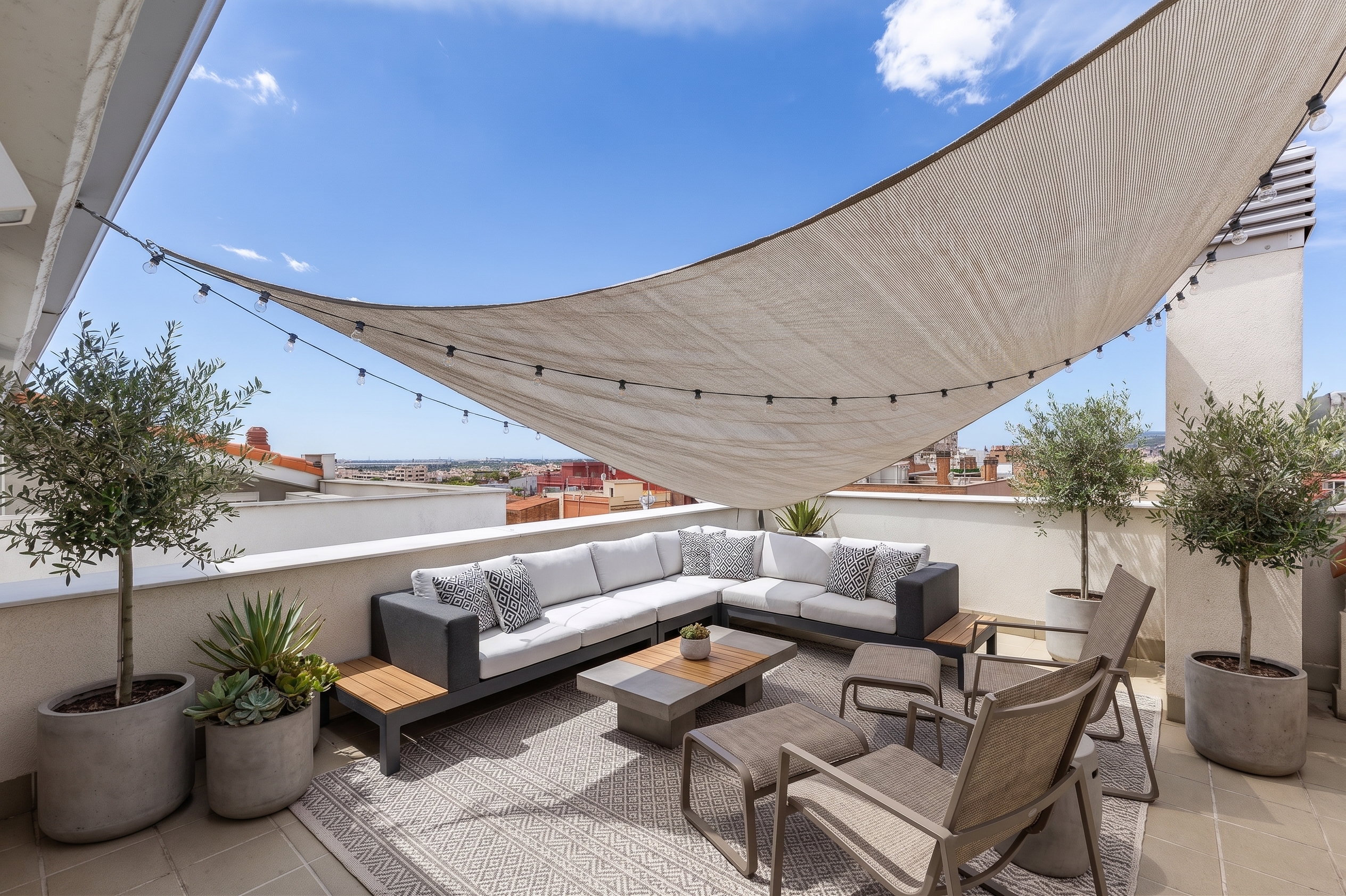 Sonniges bezugsfertiges Duplex-Penthouse mit herrlichem Balkon und Terrassen direkt an der Tramlinie in bester Wohnlage von Cornellà