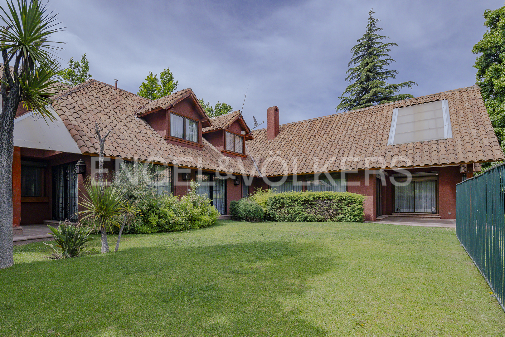 Amplia casa con jardín y piscina en Golf de Manquehue
