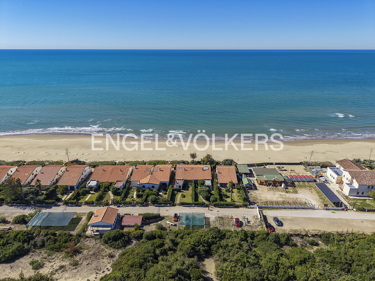 Exclusive beachfront villa with private beach access in Lido dei Pini