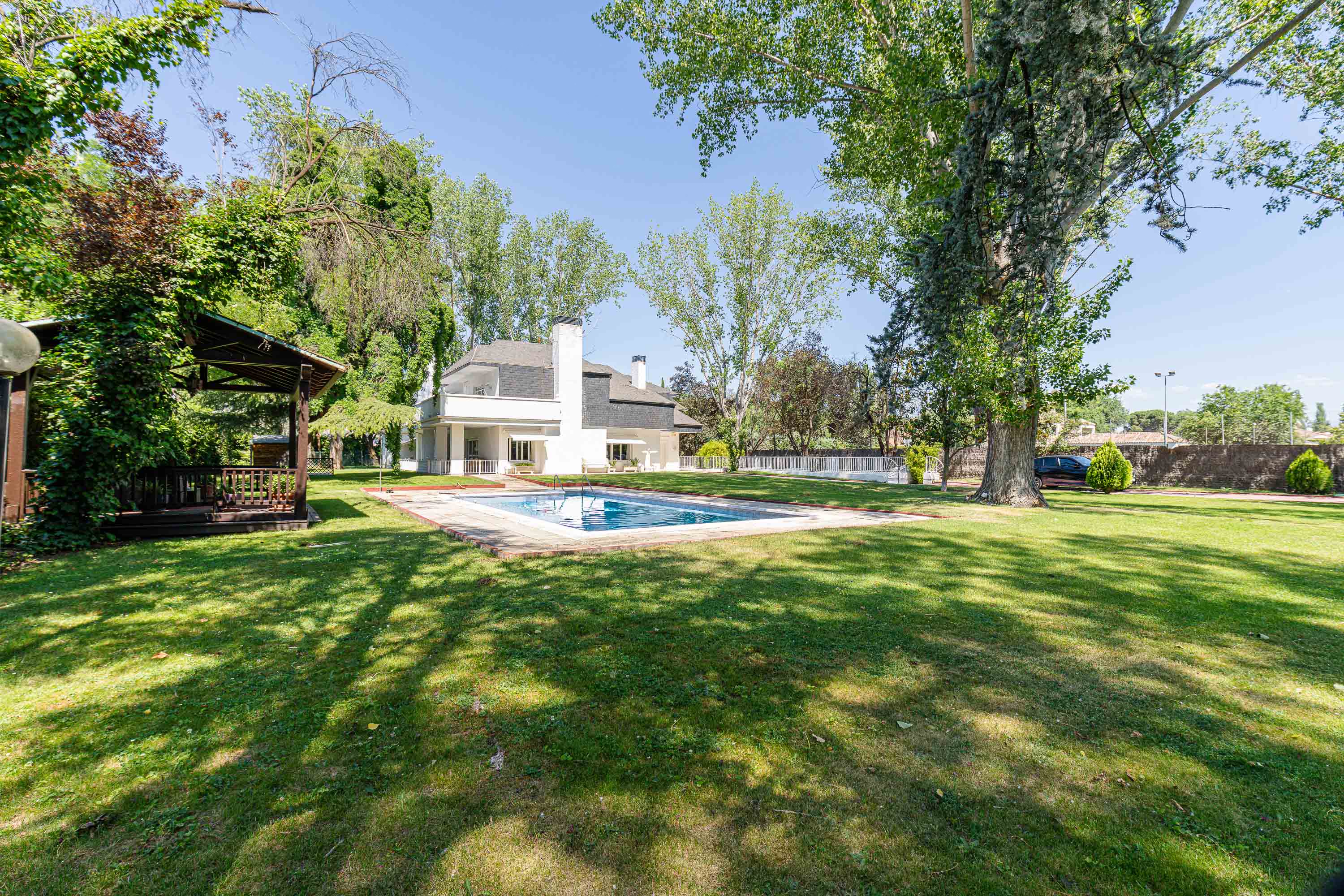 Elegant chalet in the meadow of Villafranca del Castillo