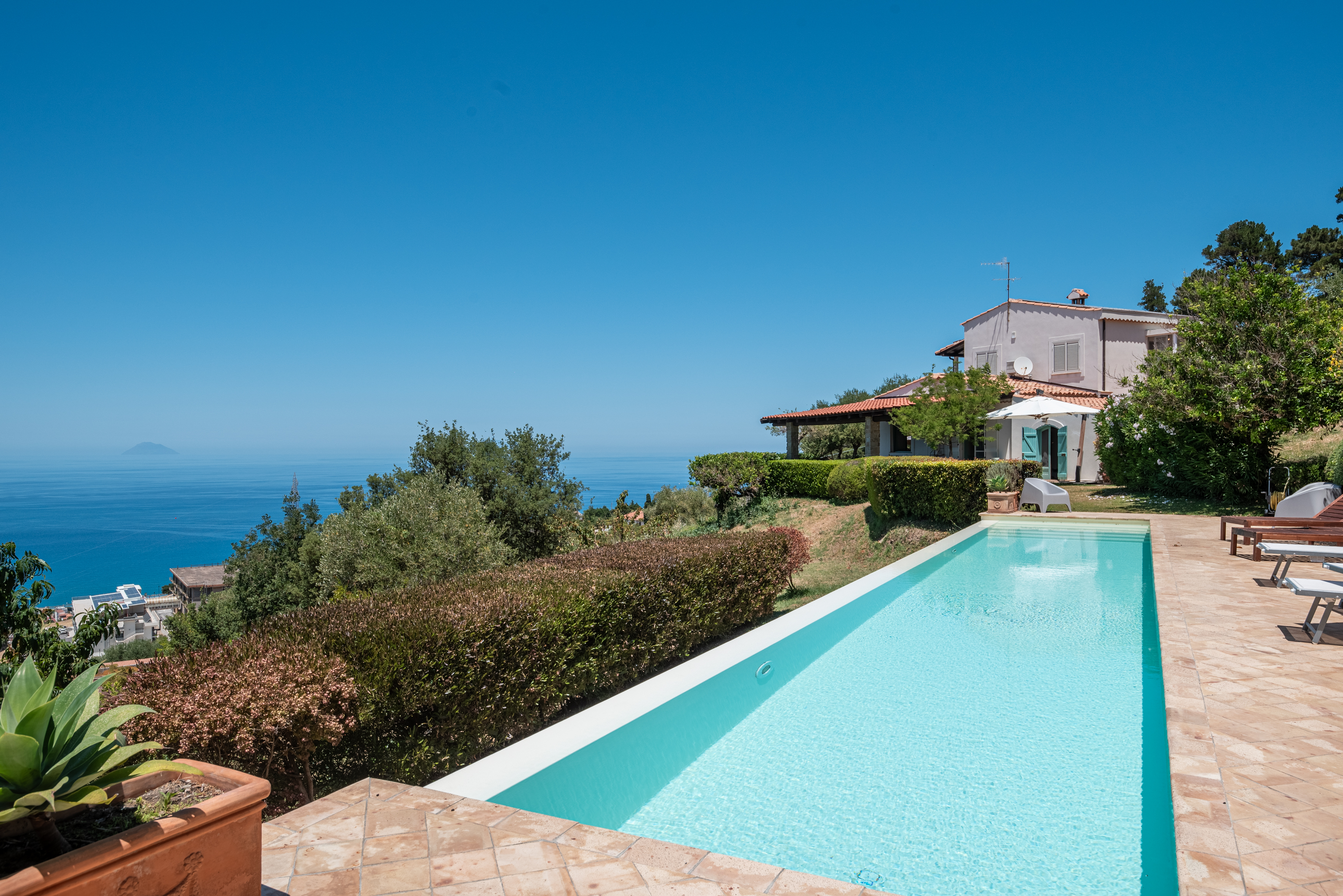 The essence of the Mediterranean lifestyle: privacy, sea views and an infinity pool, set against a backdrop of nature and the horizon