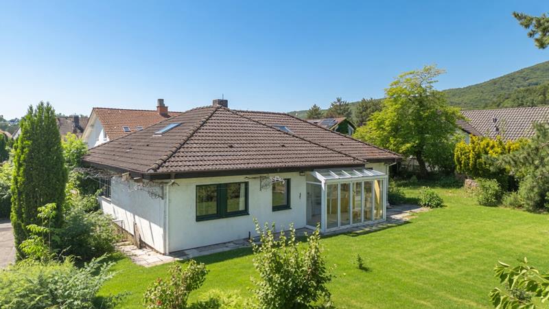 Absolute Gelegenheit in direkter Weinbergsrandlage: Begehrter Bungalow auf Traumgrundstück unter dem Hambacher Schloss!
