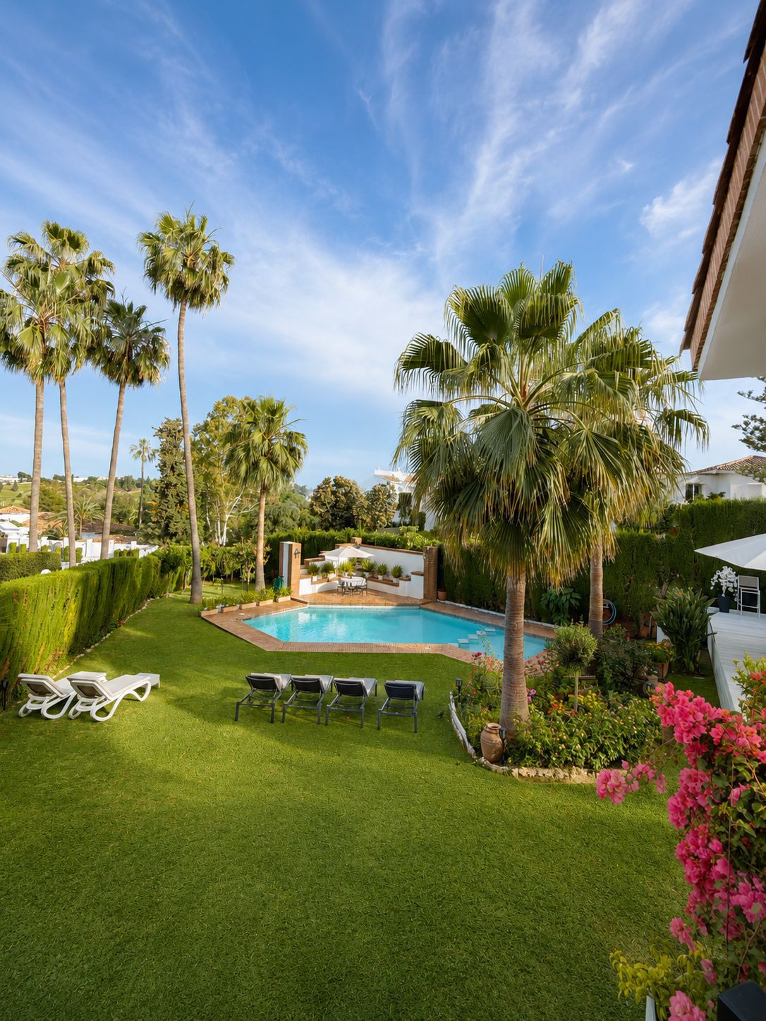 Residencia de lujo estilo boutique en El Paraíso Alto, Benahavís, Marbella. Excepcional vida al aire libre