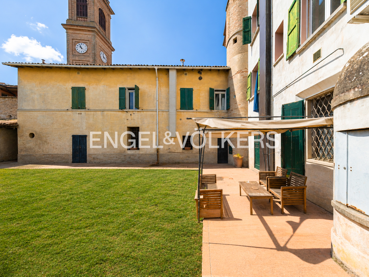 Prestigious 17th-century historic building with a private courtyard in the heart of Borgo Tossignano