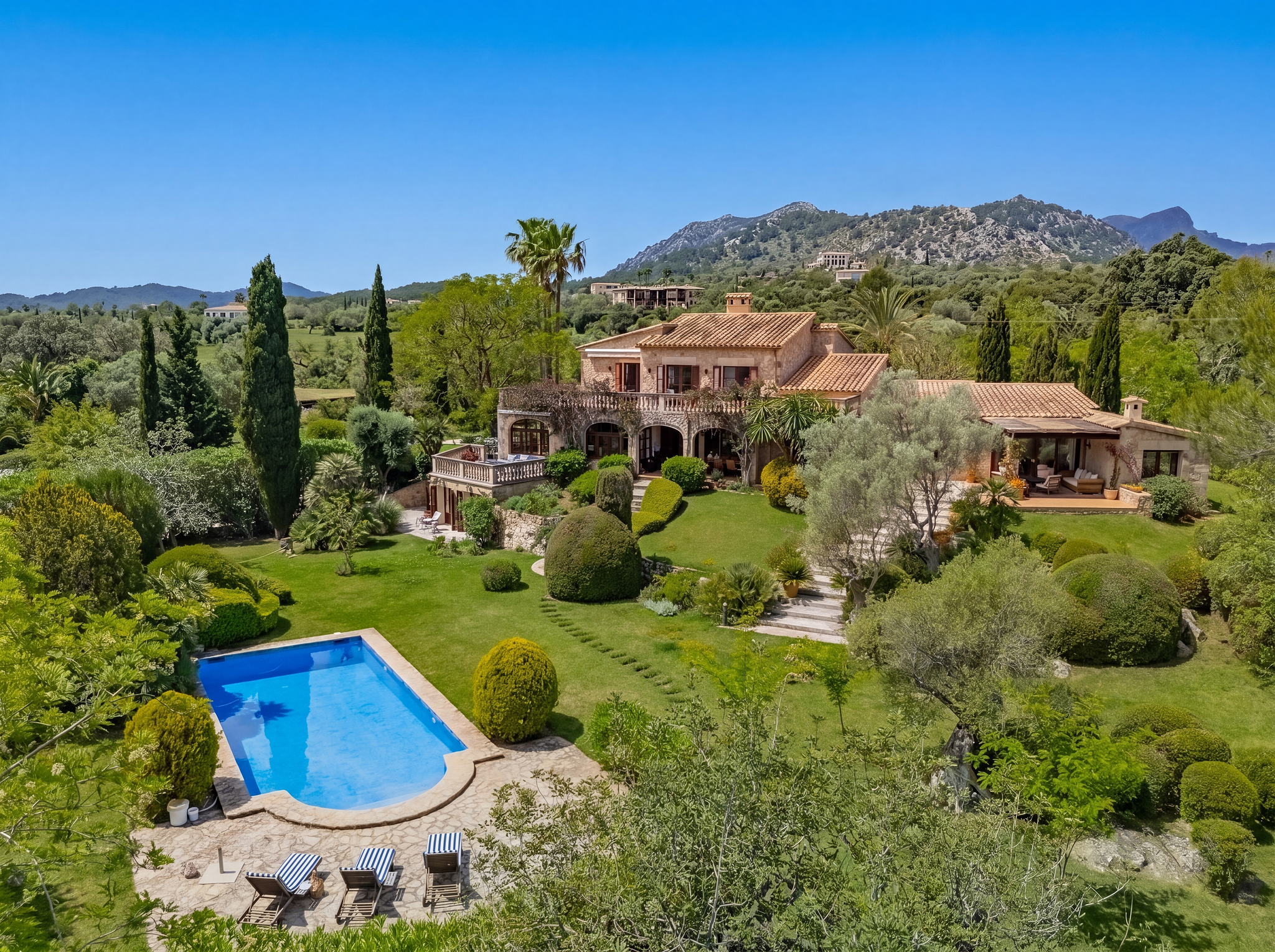 Elegante finca rústica con casa de invitados privada y jardines paisajísticos en Pollensa