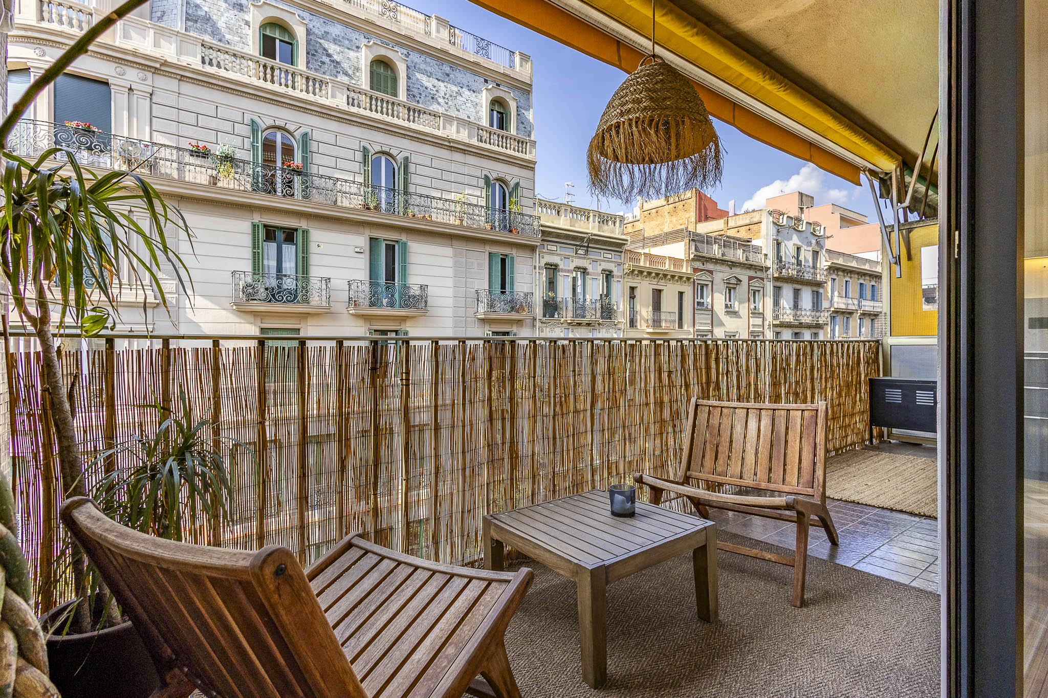 Piso alto y luminoso  con terraza en Gran de Gràcia