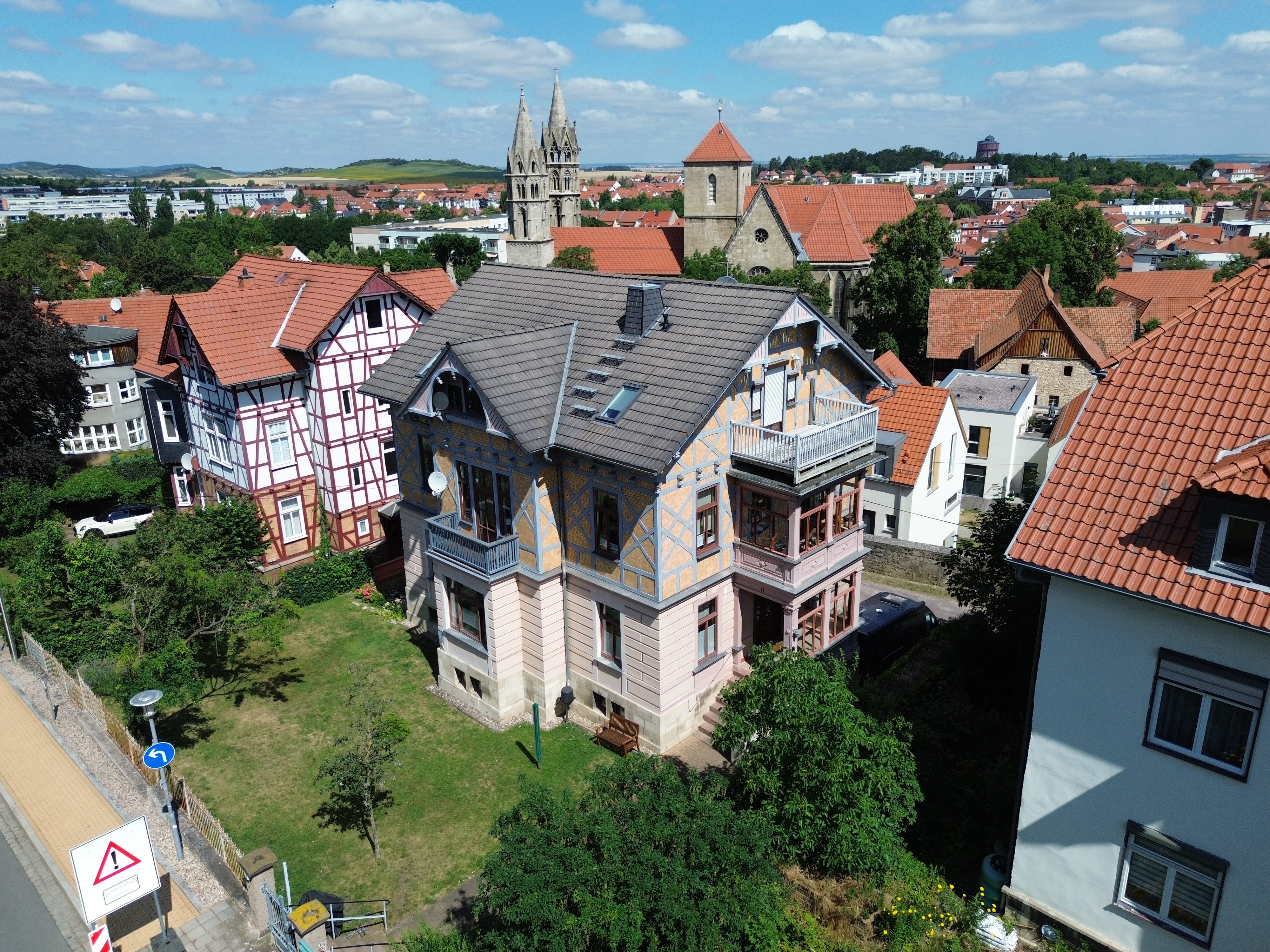 Wohnen in Arnstadts Bestlage - Großzügige Eigentumswohnung mit Balkon, Stellplatz und malerischem Blick auf die Liebfrauenkirche
