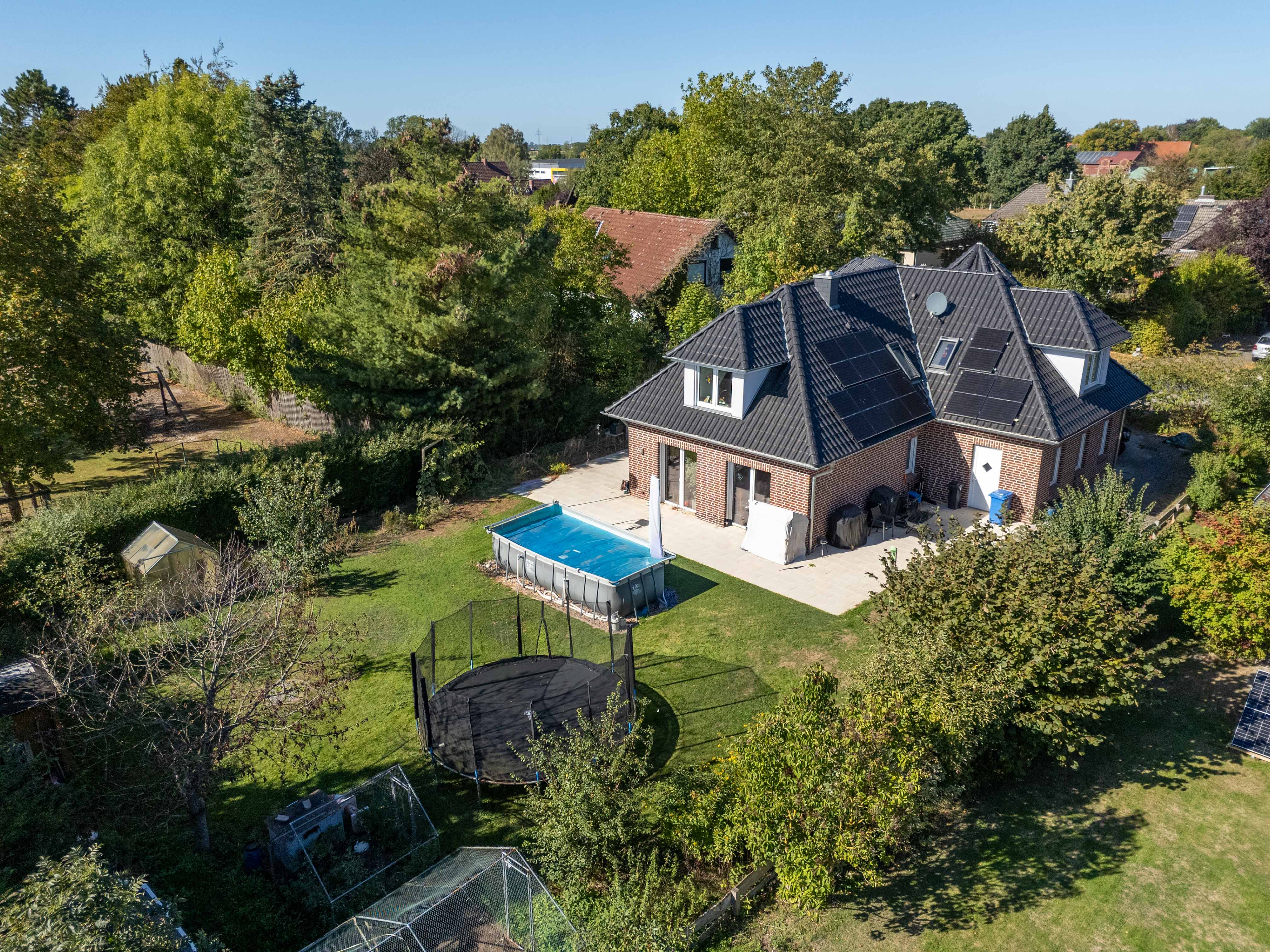 Zukunftssicheres Raumwunder: Modernes Ein- bis Zweifamilienhaus mit Energieeffizienz A+ in ruhiger Anliegerstraße
