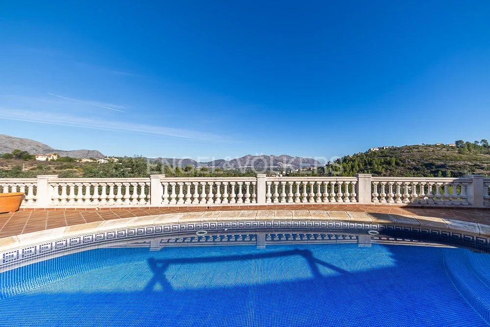 Villa con casa de invitados, piscina y vistas increíbles