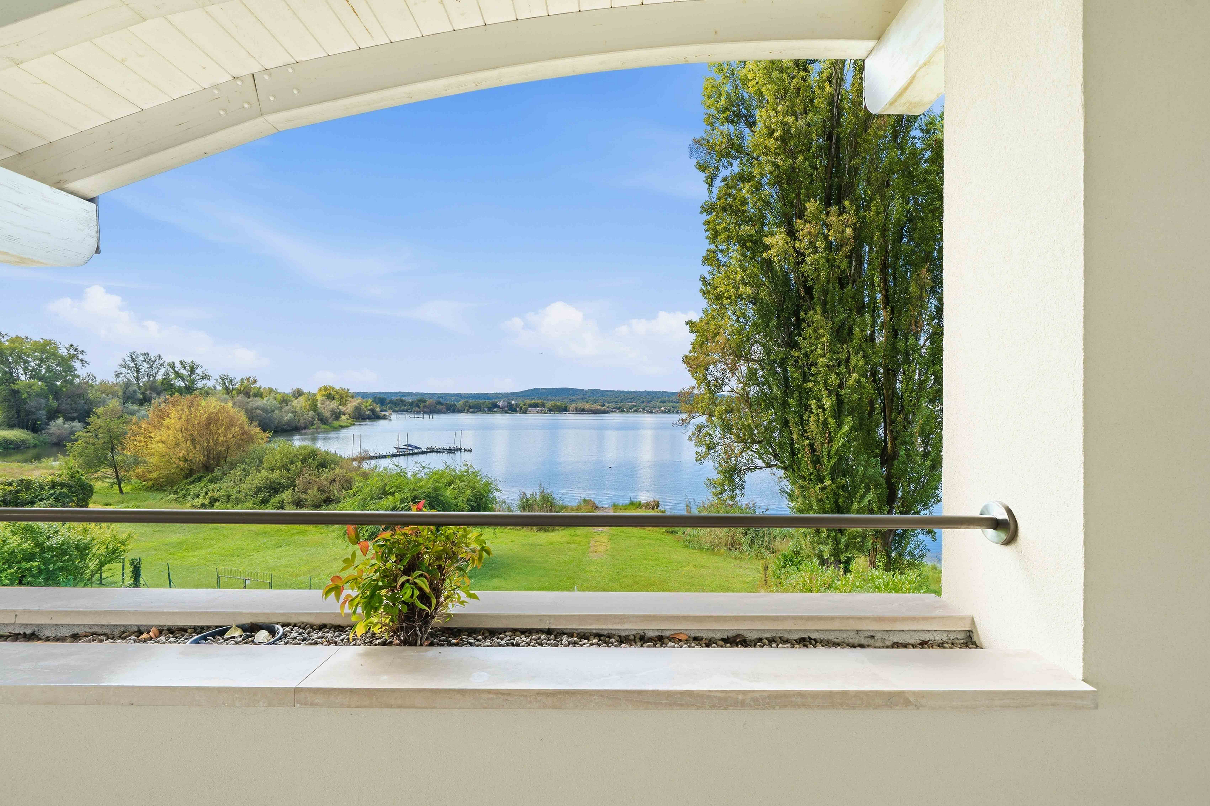 Luxury and Modernity Pied dans l’Eau