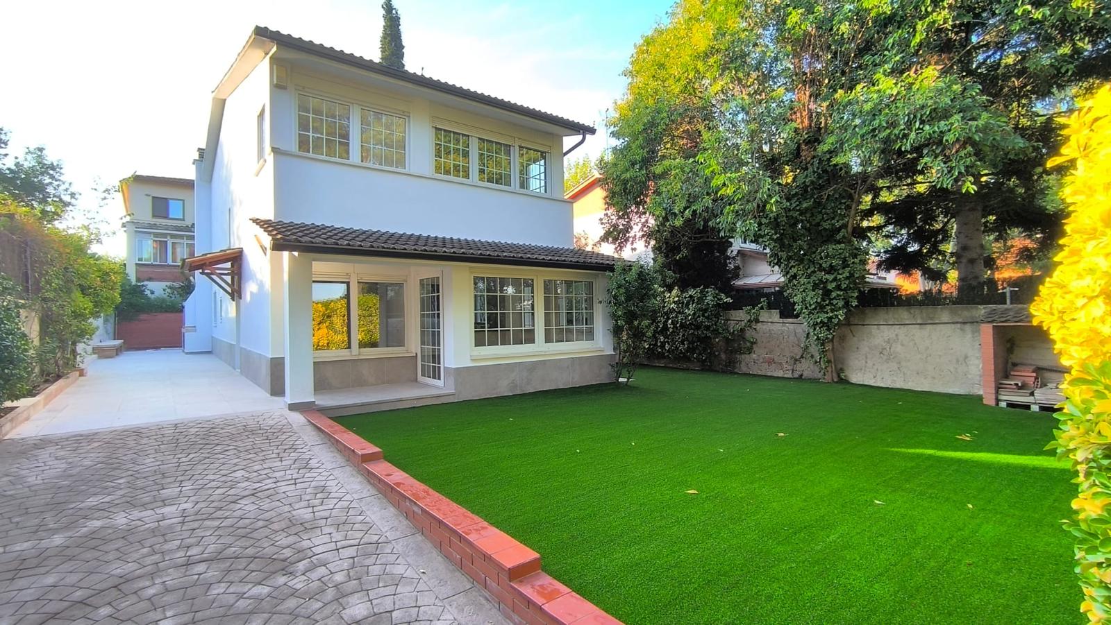 Detached house with pool, ready to move in