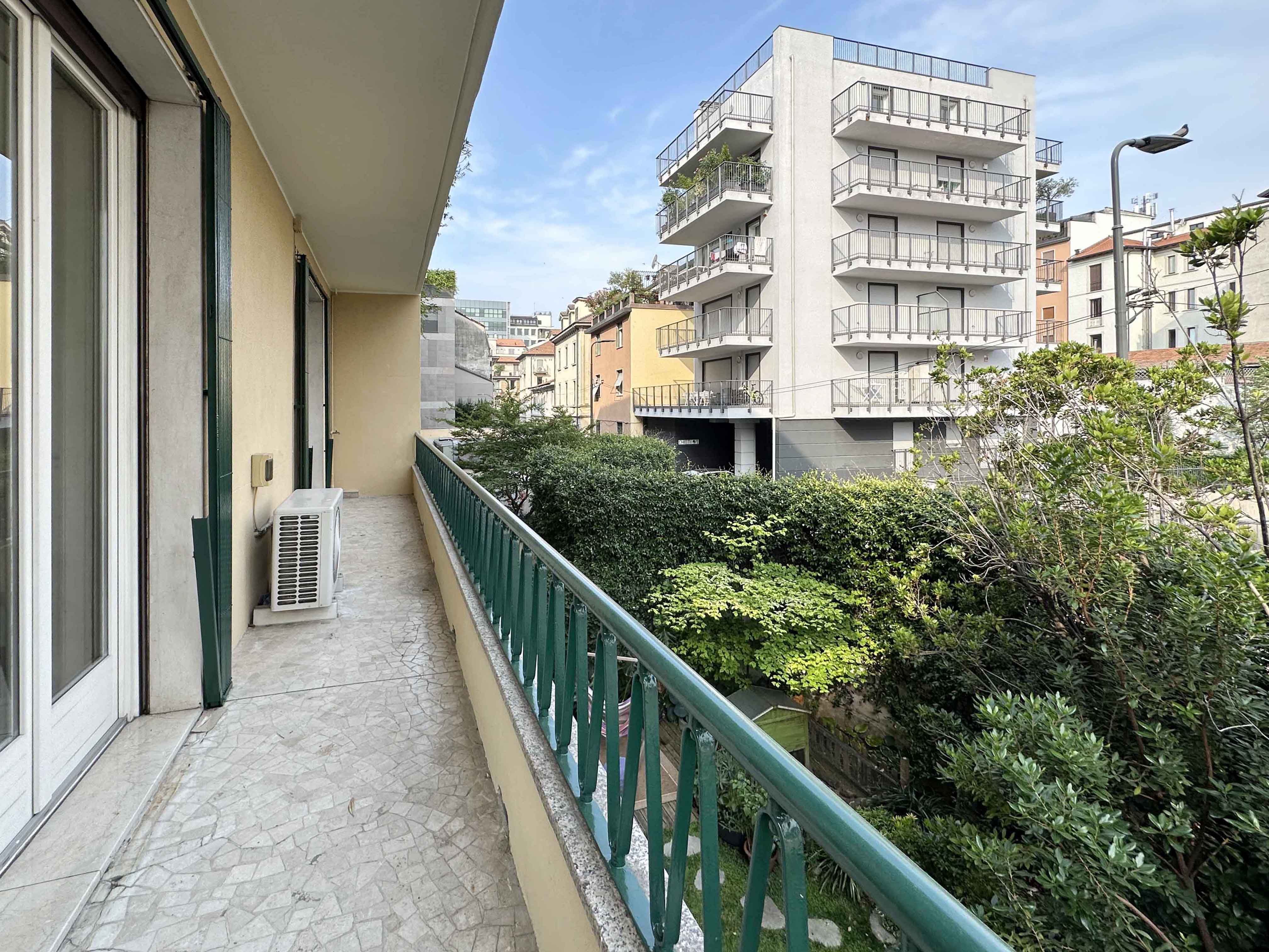 Large and bright flat in via Castelvetro