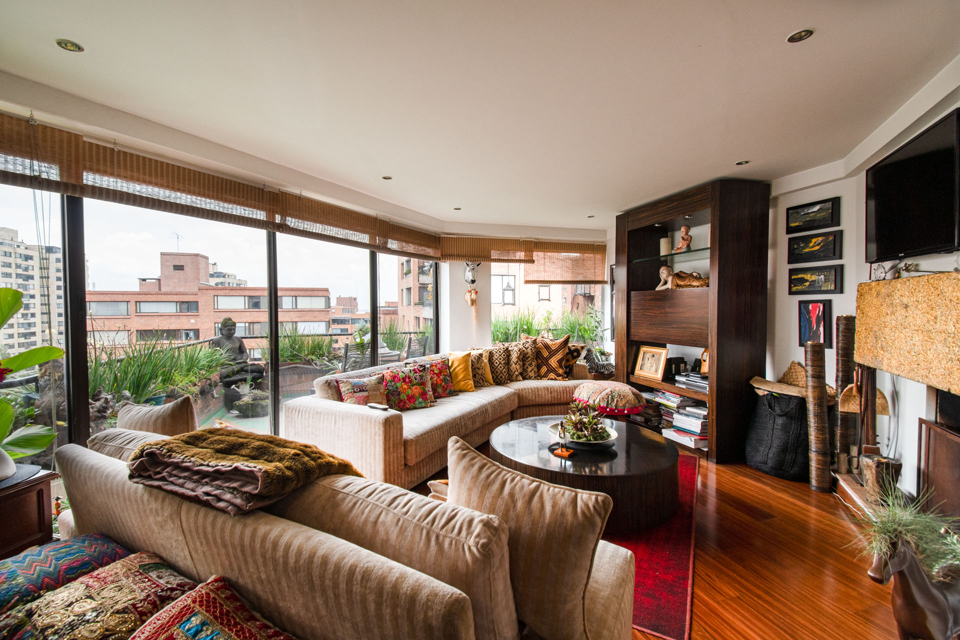 Iluminado apartamento con terraza para venta en Rosales bajo