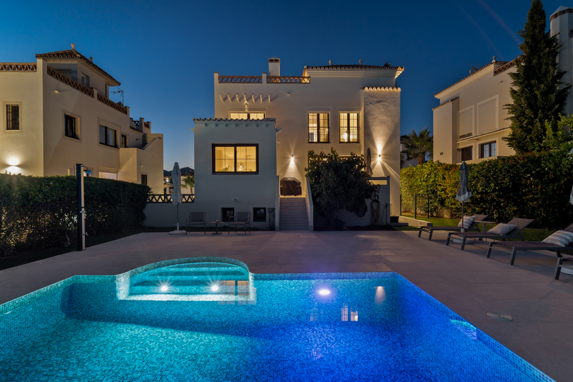 Villa de 5 dormitorios con vistas al mar y piscina privada, renovada con buen gusto