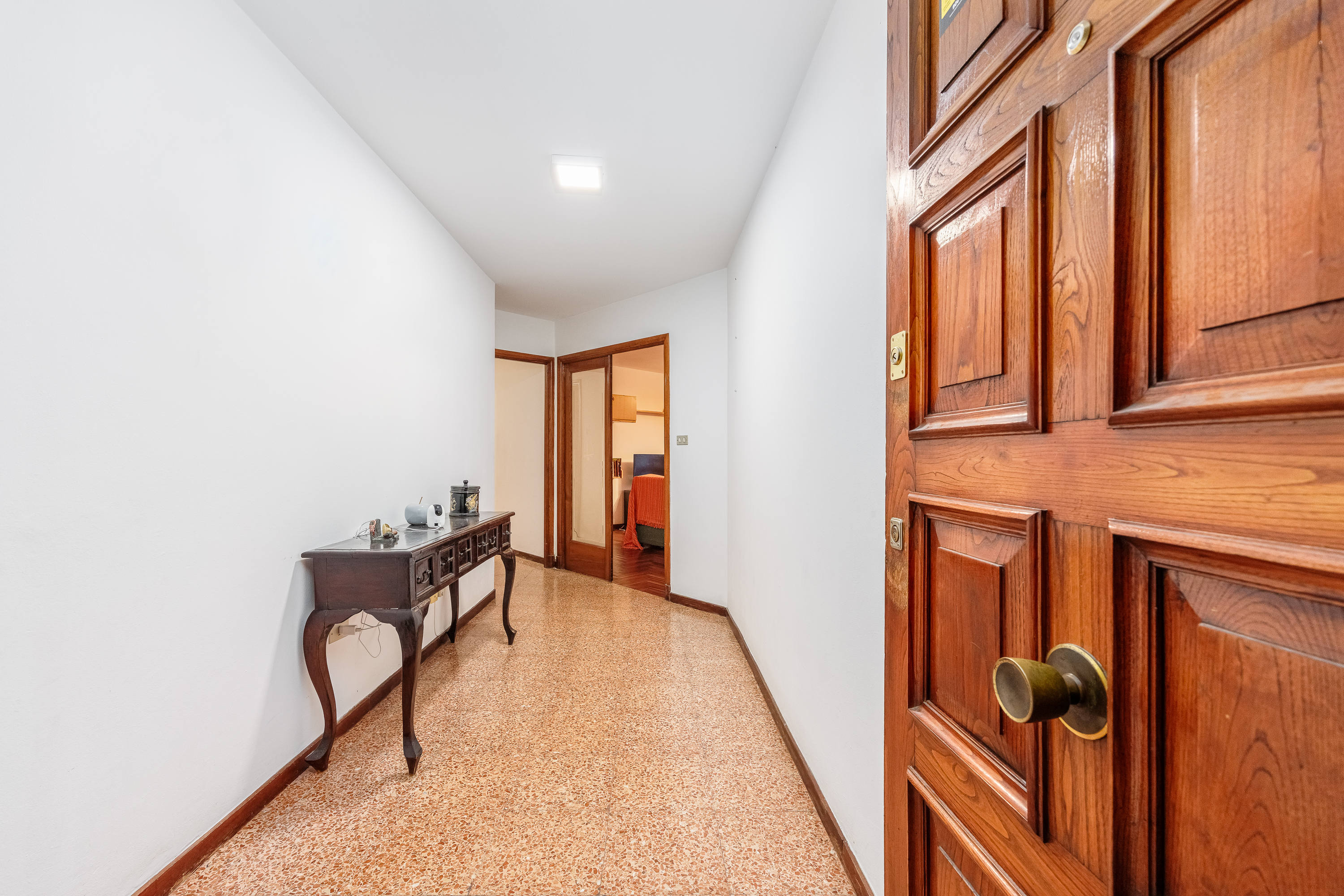 Piso familiar de 4 habitaciones y 2 baños, 128 m² para renovar en Calle Pino