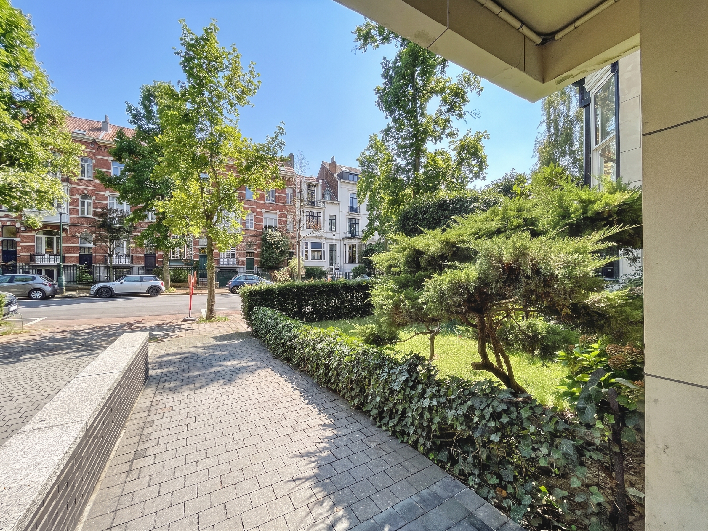 Gelijkvloersappartement met uitzonderlijk terras nabij de Vijvers van Elsene [AI-bewerkt]