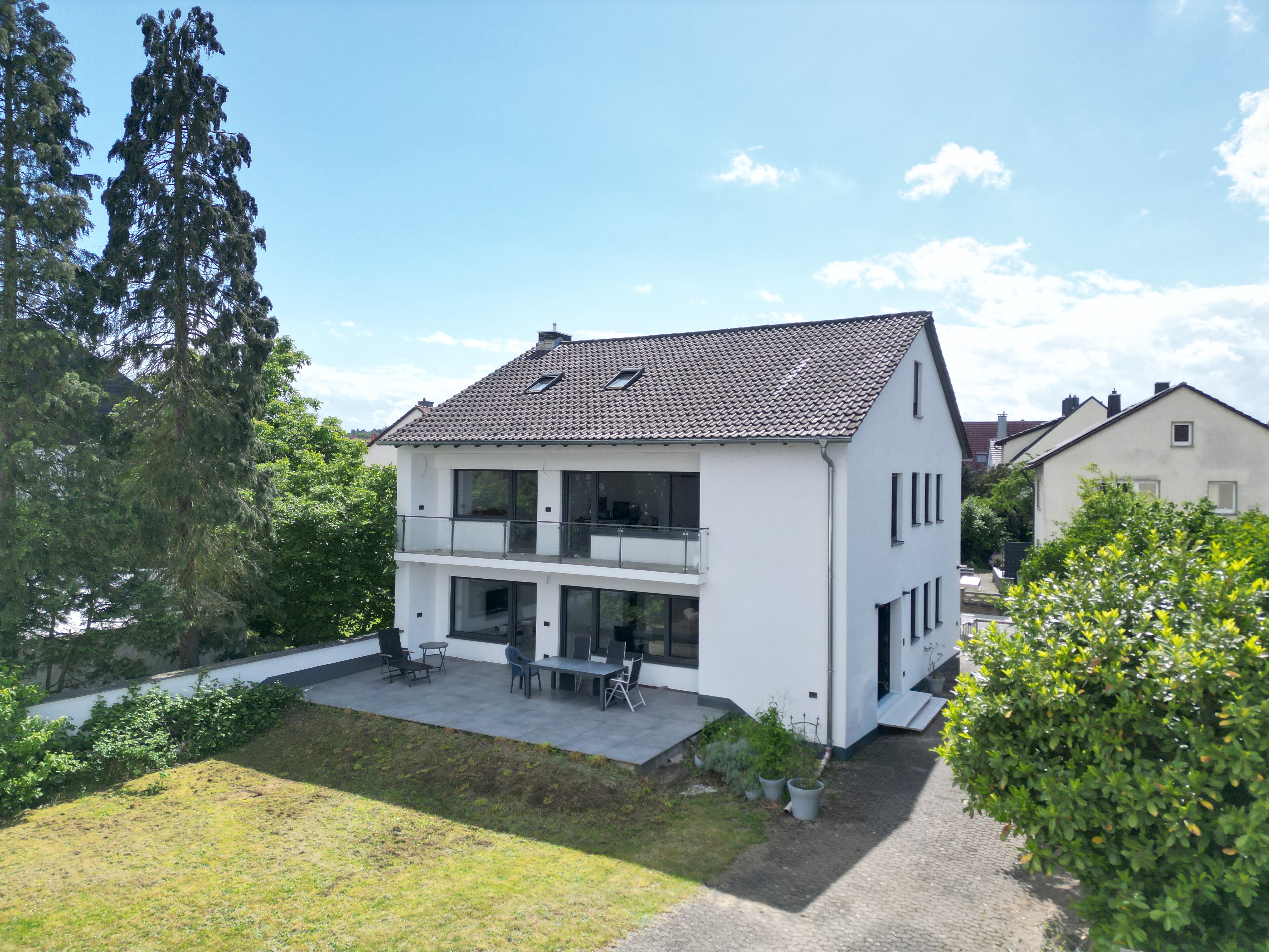 Saniertes Ein- oder Zwei-Familienhaus mit Nebengebäude und drei Garagen
