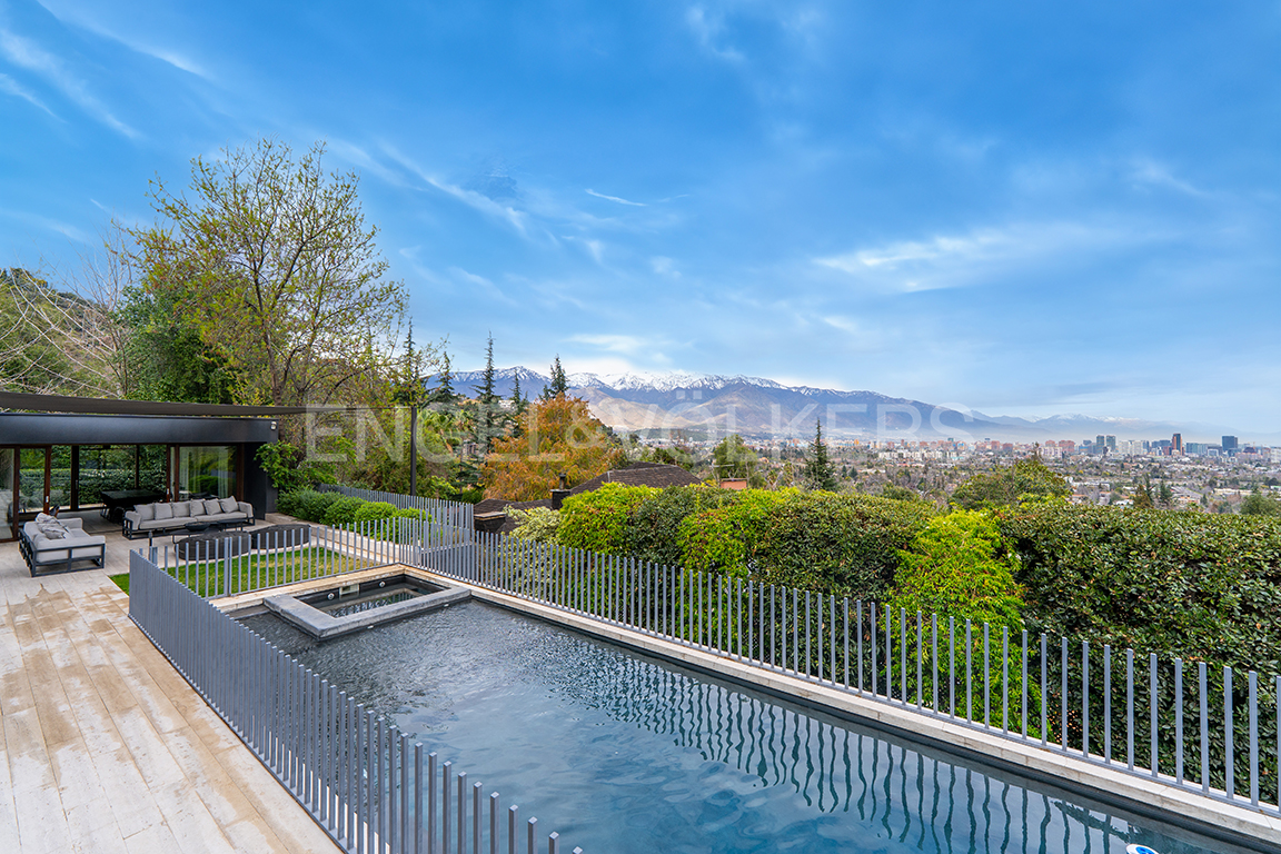 Casa de estilo moderno con vistas despejadas.