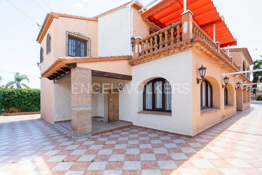 Property with many possibilities in Javea