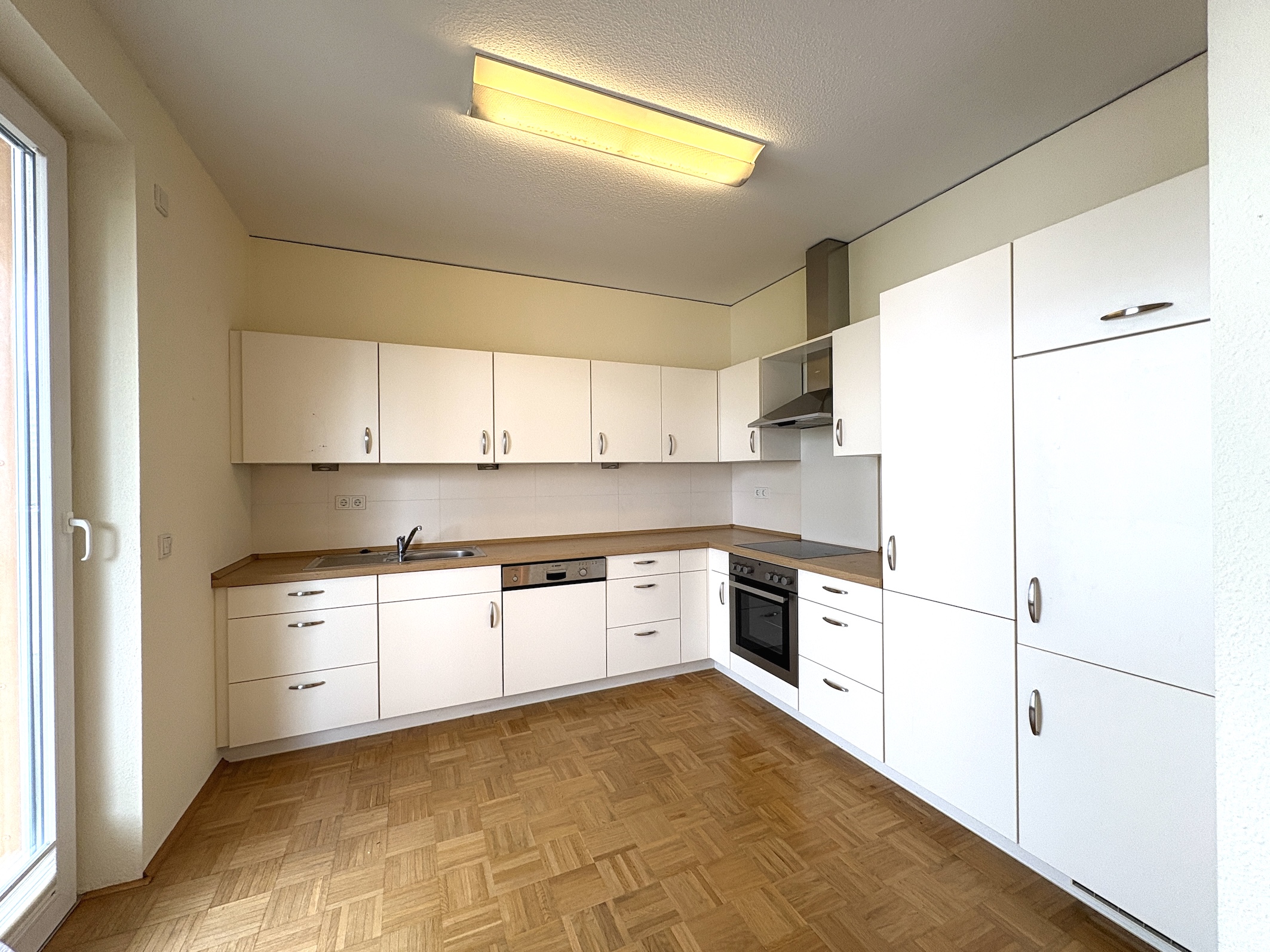 Lichtdurchflutete, barrierefreie 2-Zimmer-Wohnung mit Balkon, Aufzug und Stellplatz