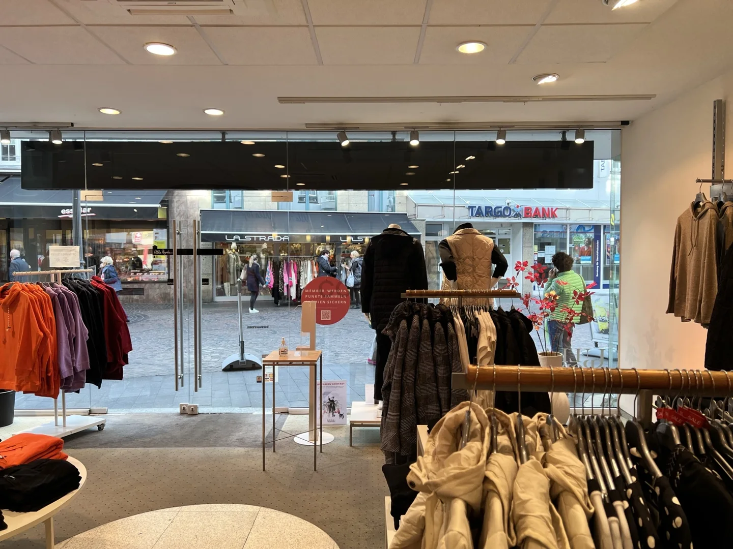 Eck-Ladenlokal mit großer Schaufensterfront in  Siegburg-Zentrum