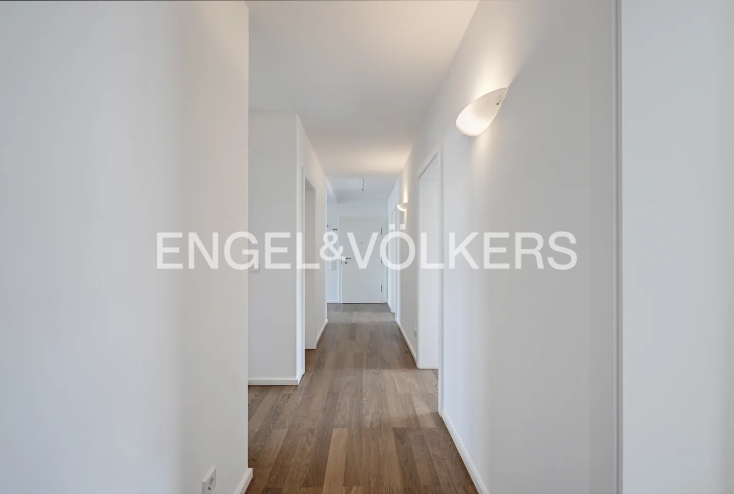 Exclusive city oasis: top-floor apartment in a prime location near Maximilianstrasse