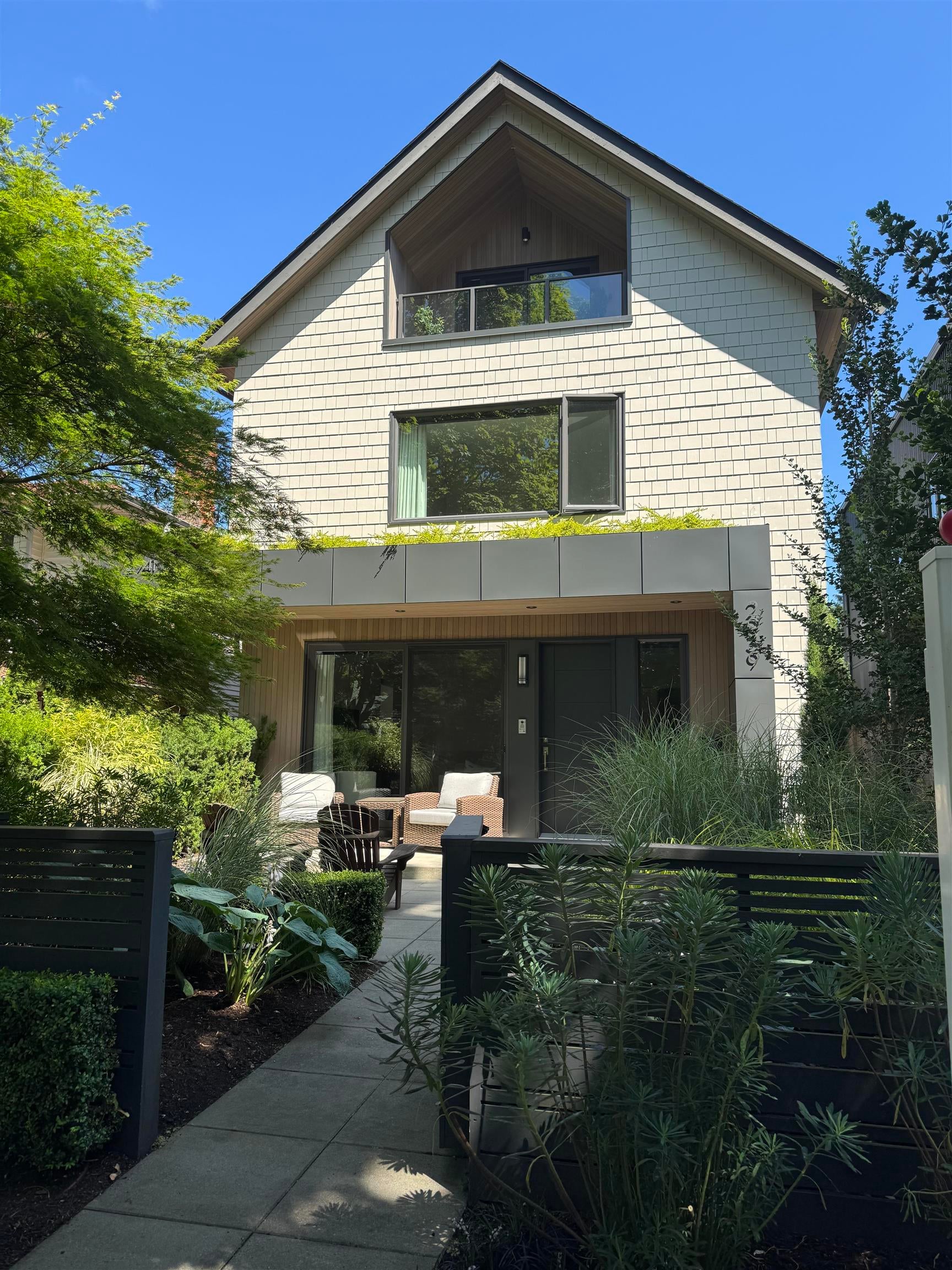 Stunning New Condition 1/2 Duplex