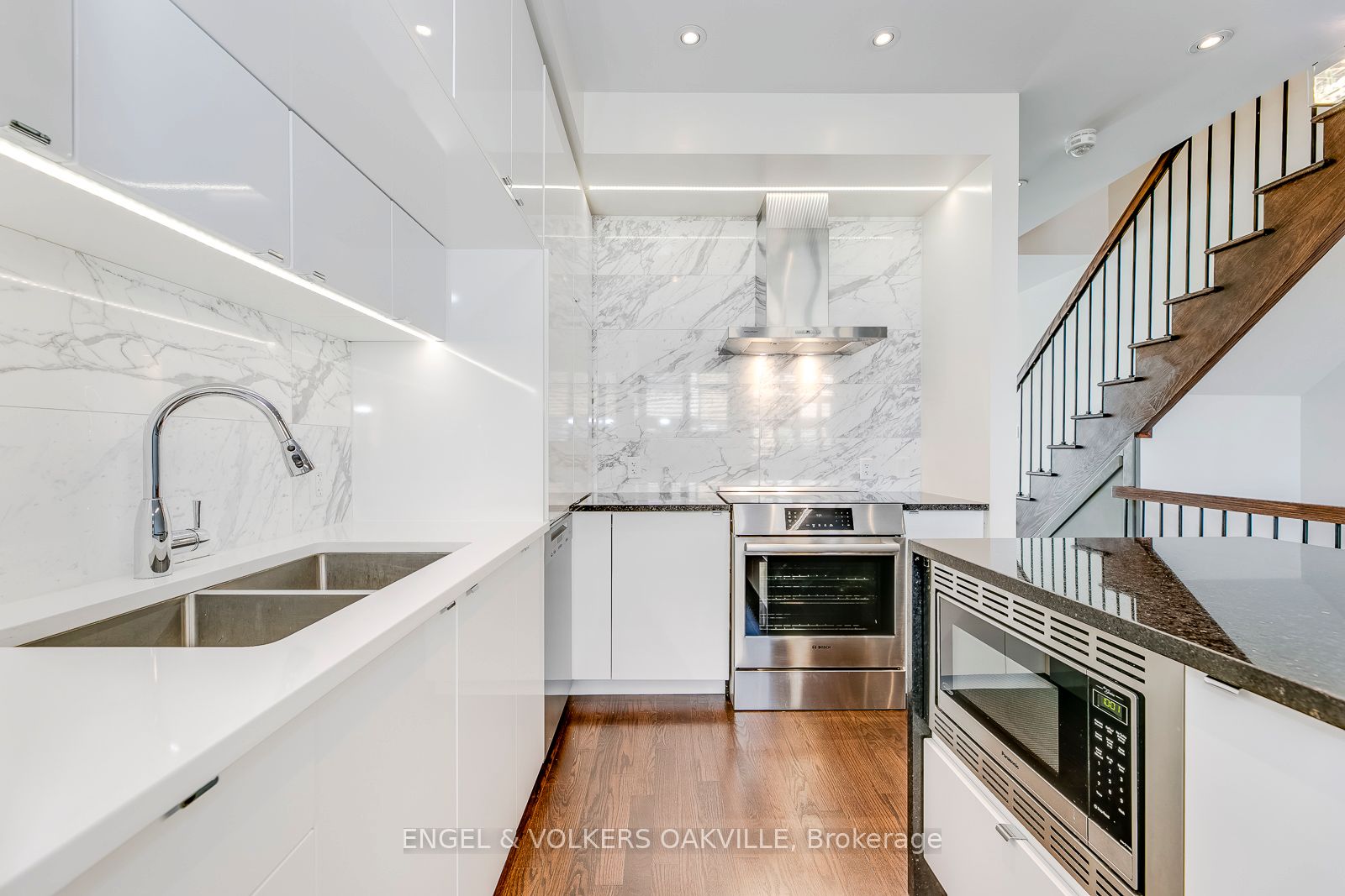 Modern Upgraded Townhouse with 3 Beds and Family Room