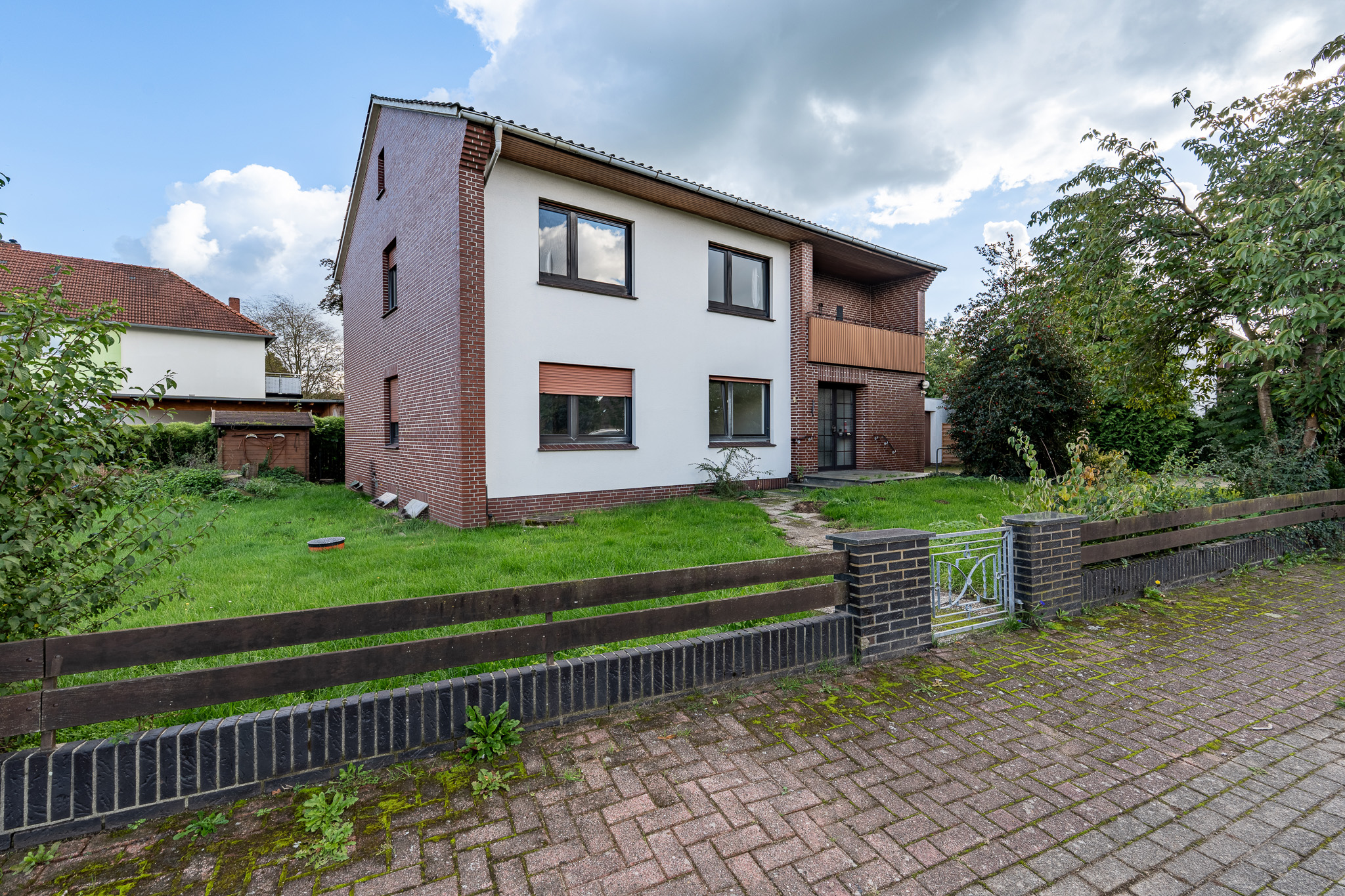 Dornröschenschlaf im Herzen von Ströhen – Zweifamilienhaus mit Entwicklungspotenzial