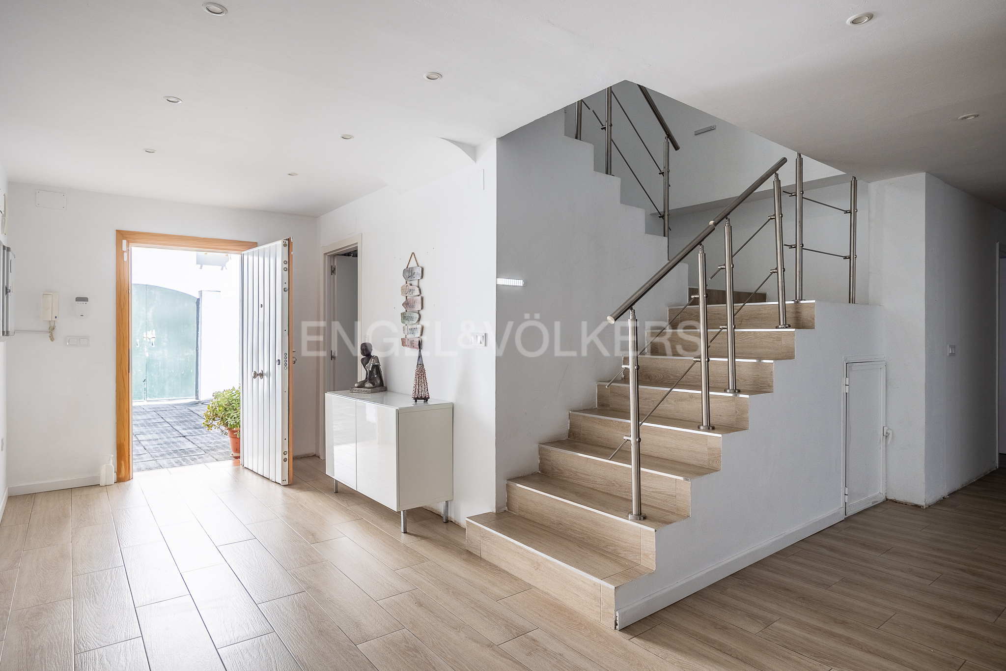 Exklusives Einfamilienhaus mit privater Wohnung und Terrasse im Herzen von Tomares