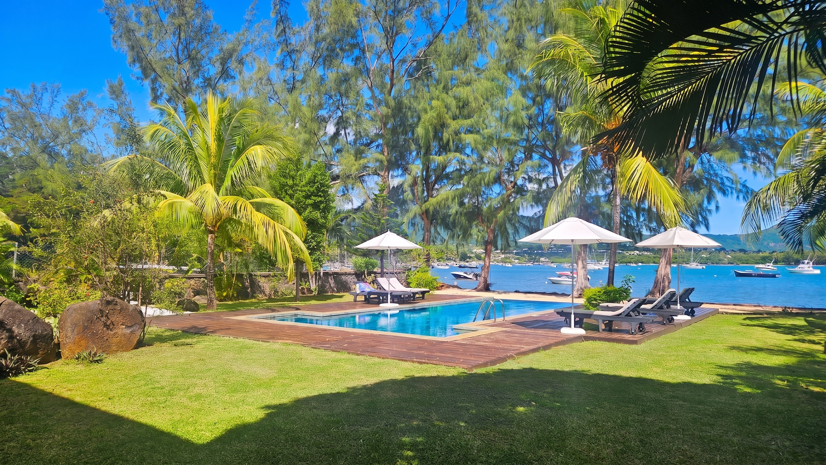 Elegant 3-Bedroom Beachfront Apartment with sea view